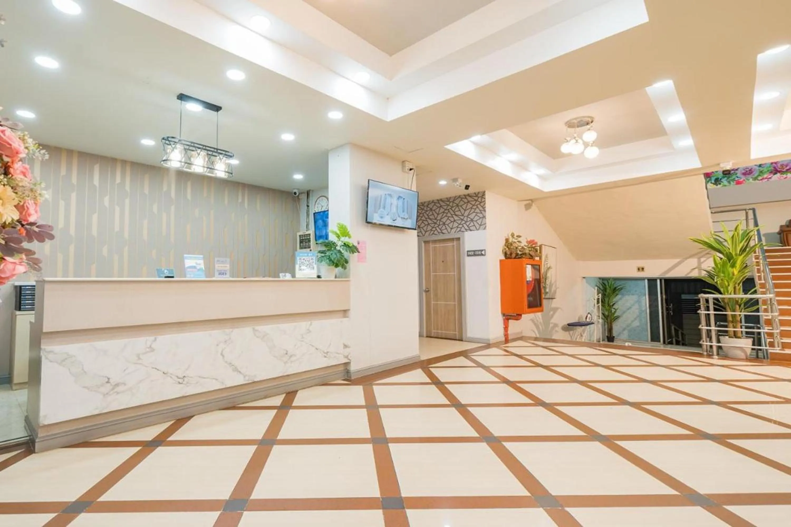 Lobby or reception in Top Inn Hotel พร้อมอาหารเช้า ใกล้วัดป่าวังน้ำเย็นและสถานที่ท่องเที่ยว