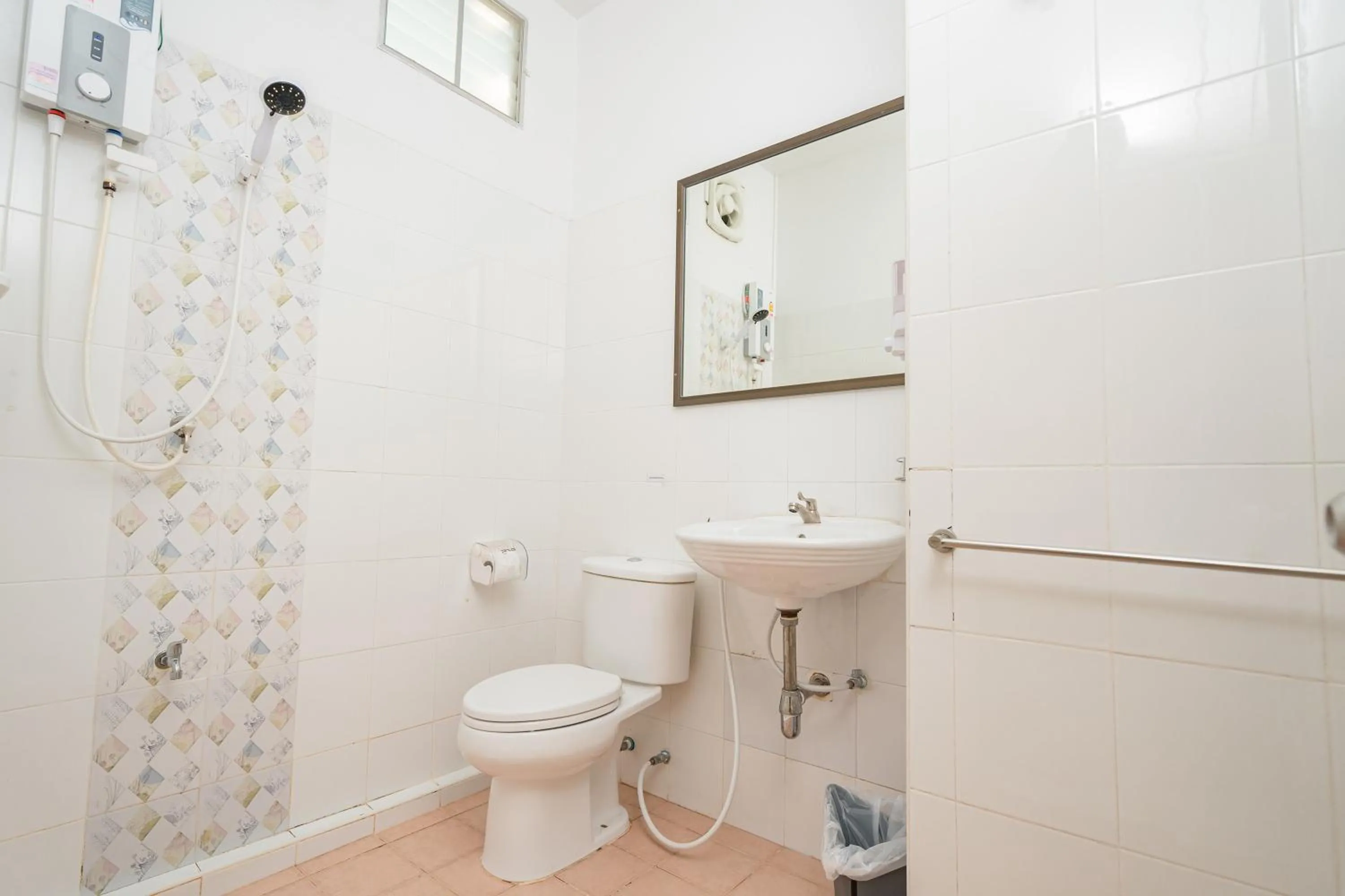 Bathroom in Top Inn Hotel พร้อมอาหารเช้า ใกล้วัดป่าวังน้ำเย็นและสถานที่ท่องเที่ยว