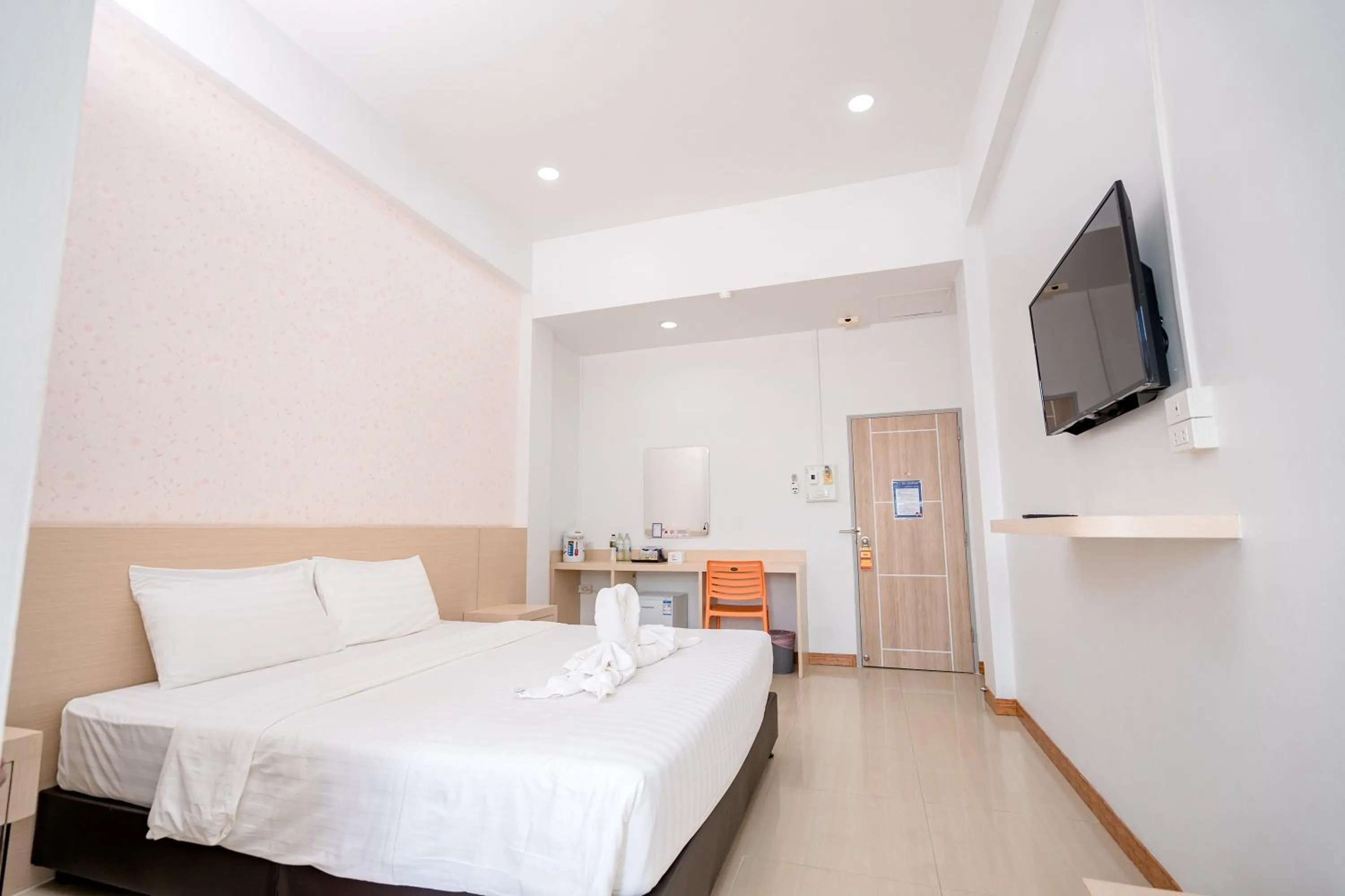 Bed in Top Inn Hotel พร้อมอาหารเช้า ใกล้วัดป่าวังน้ำเย็นและสถานที่ท่องเที่ยว