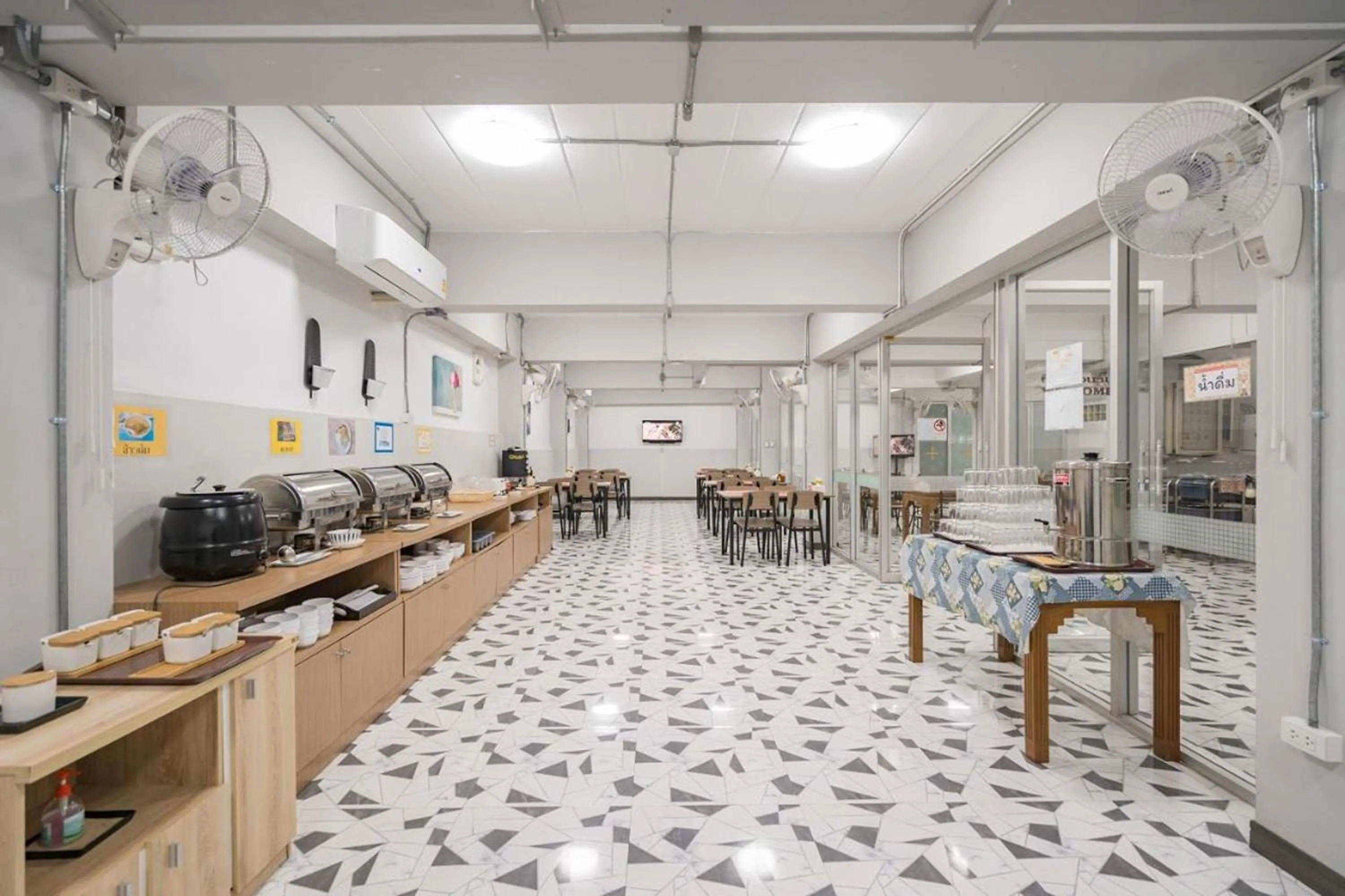 Dining area in Top Inn Hotel พร้อมอาหารเช้า ใกล้วัดป่าวังน้ำเย็นและสถานที่ท่องเที่ยว