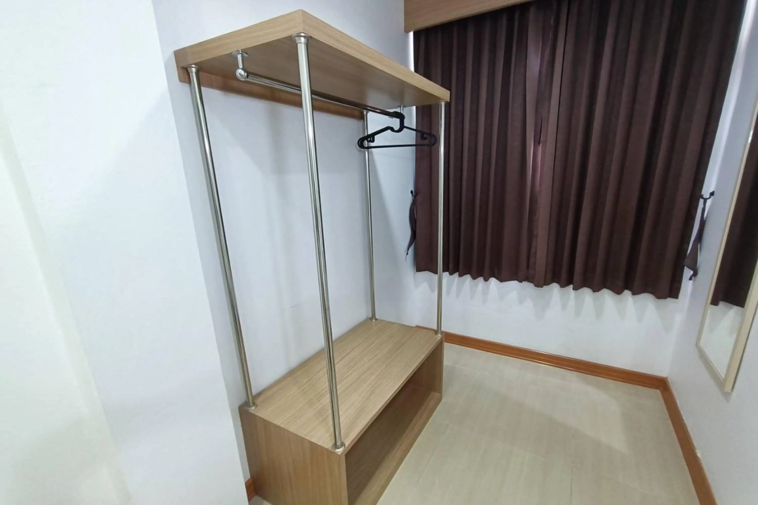 wardrobe in Top Inn Hotel พร้อมอาหารเช้า ใกล้วัดป่าวังน้ำเย็นและสถานที่ท่องเที่ยว