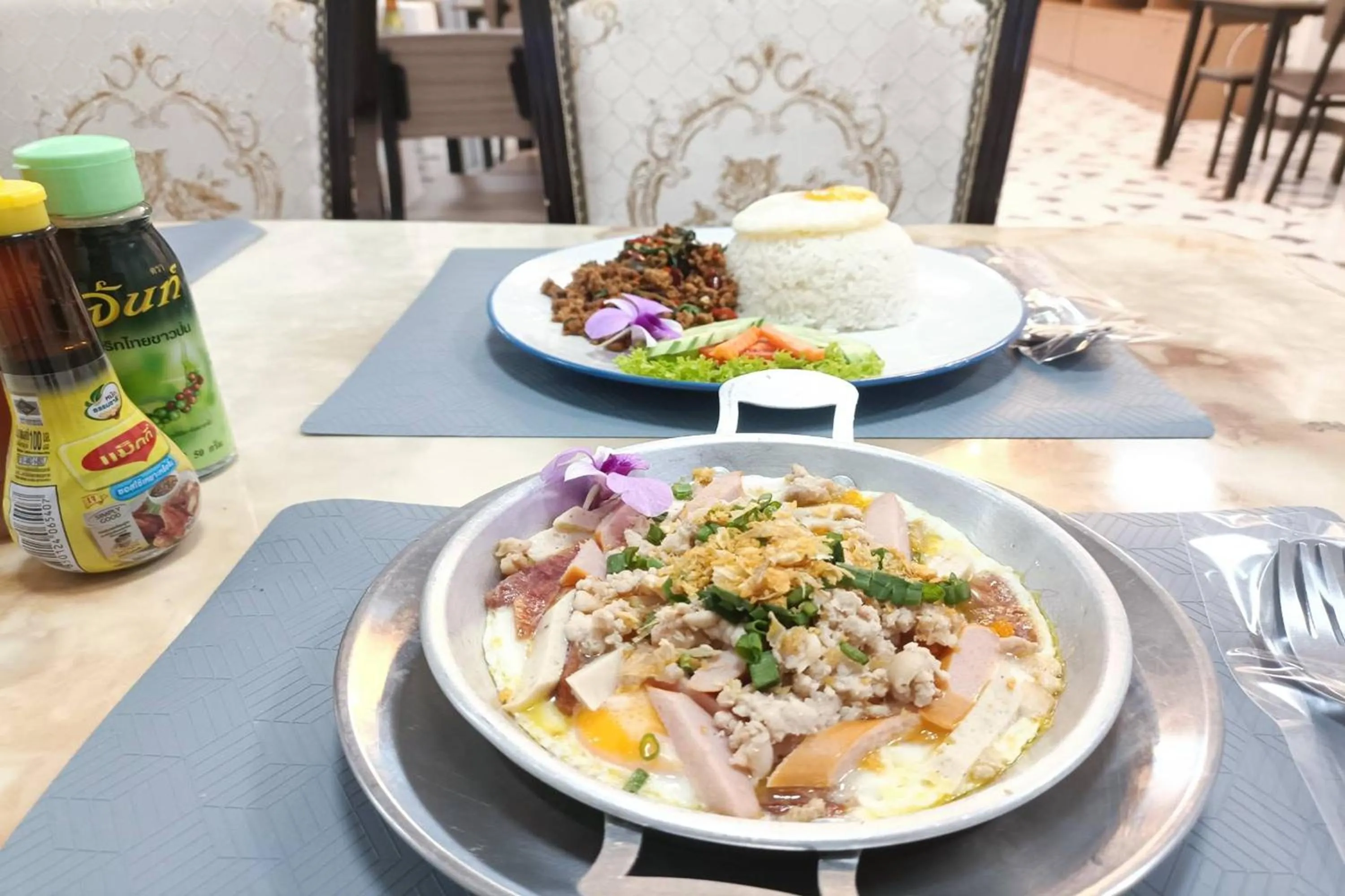 Breakfast in Top Inn Hotel พร้อมอาหารเช้า ใกล้วัดป่าวังน้ำเย็นและสถานที่ท่องเที่ยว