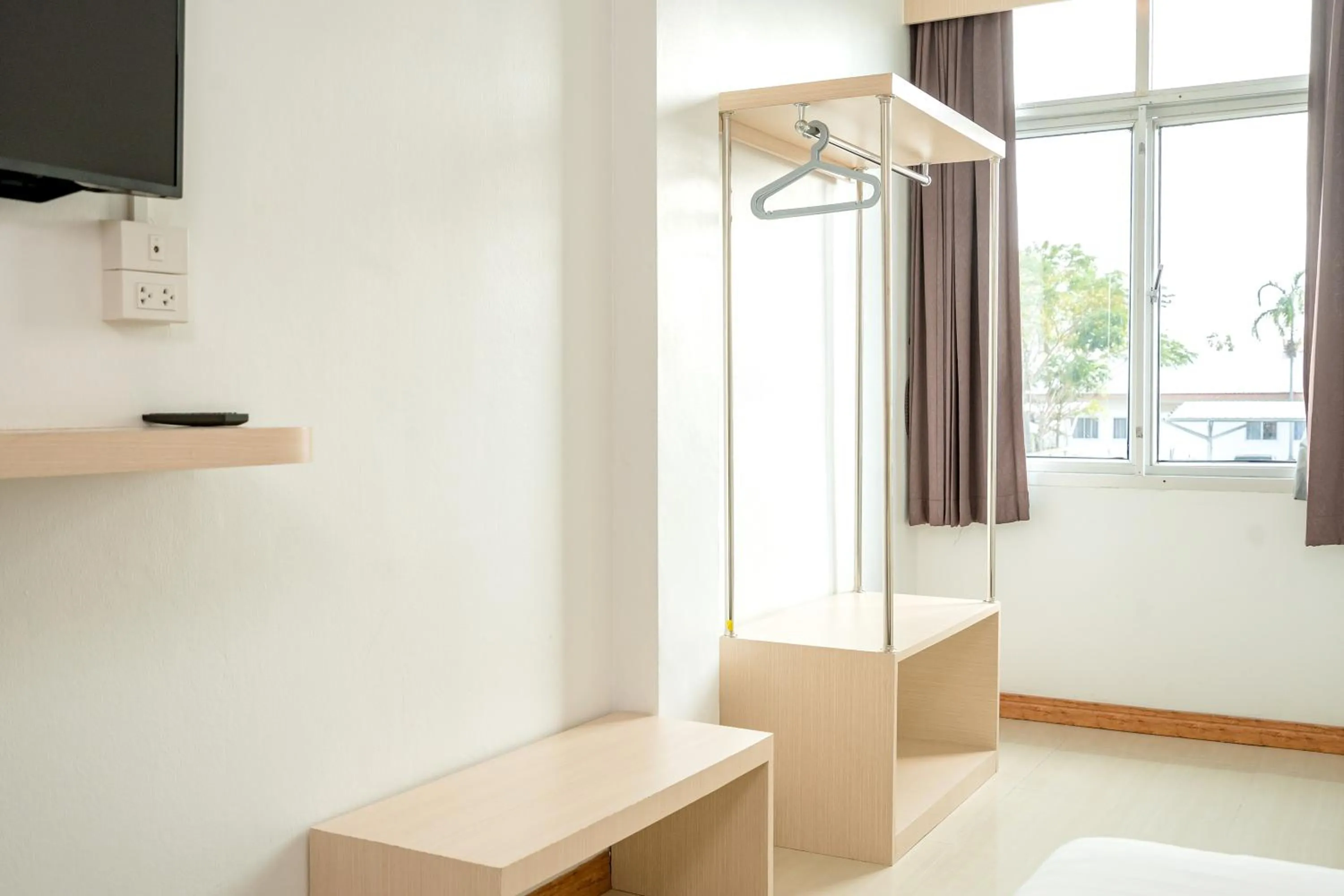 Bedroom in Top Inn Hotel พร้อมอาหารเช้า ใกล้วัดป่าวังน้ำเย็นและสถานที่ท่องเที่ยว