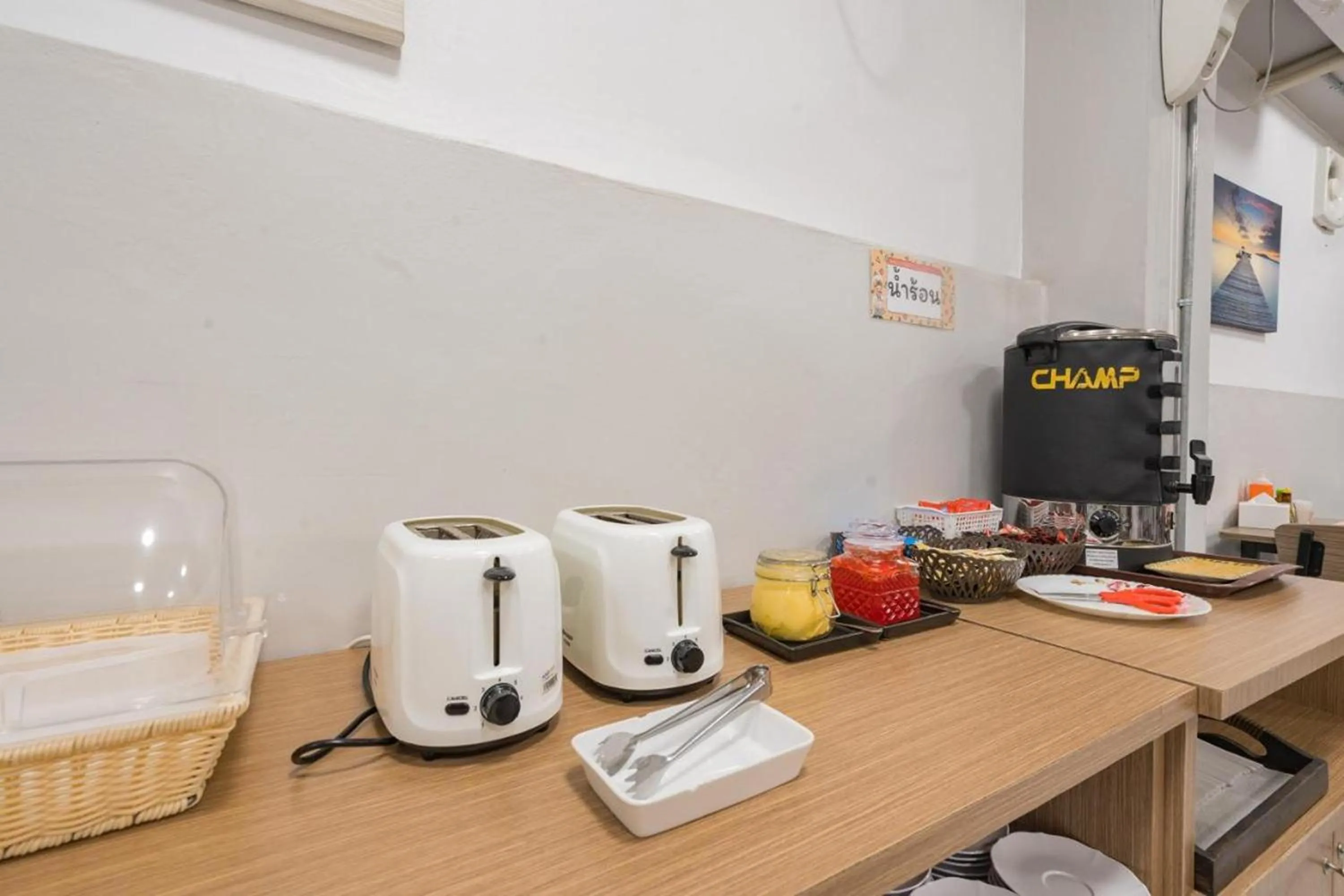 Coffee/tea facilities in Top Inn Hotel พร้อมอาหารเช้า ใกล้วัดป่าวังน้ำเย็นและสถานที่ท่องเที่ยว