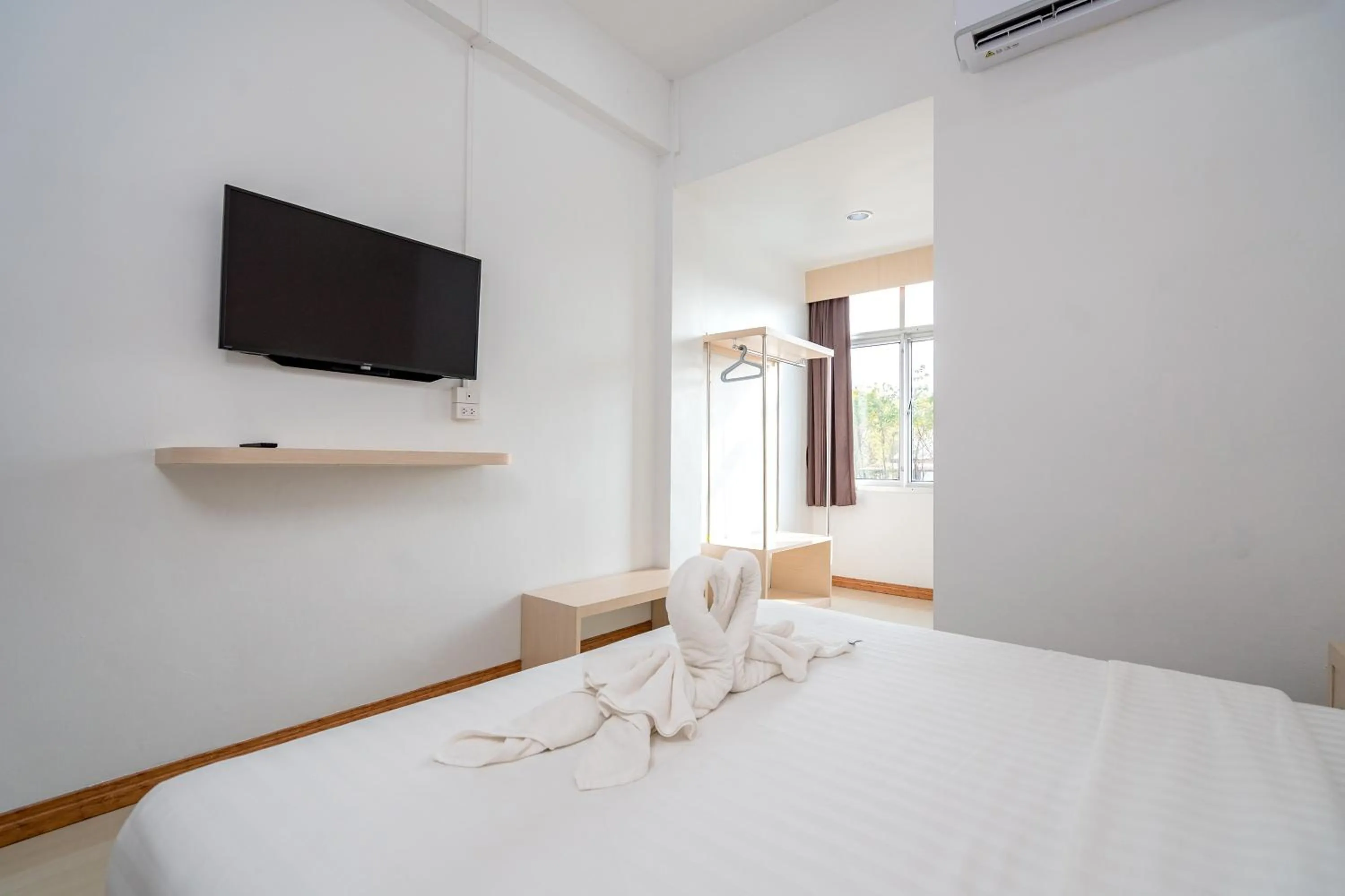 Bed in Top Inn Hotel พร้อมอาหารเช้า ใกล้วัดป่าวังน้ำเย็นและสถานที่ท่องเที่ยว