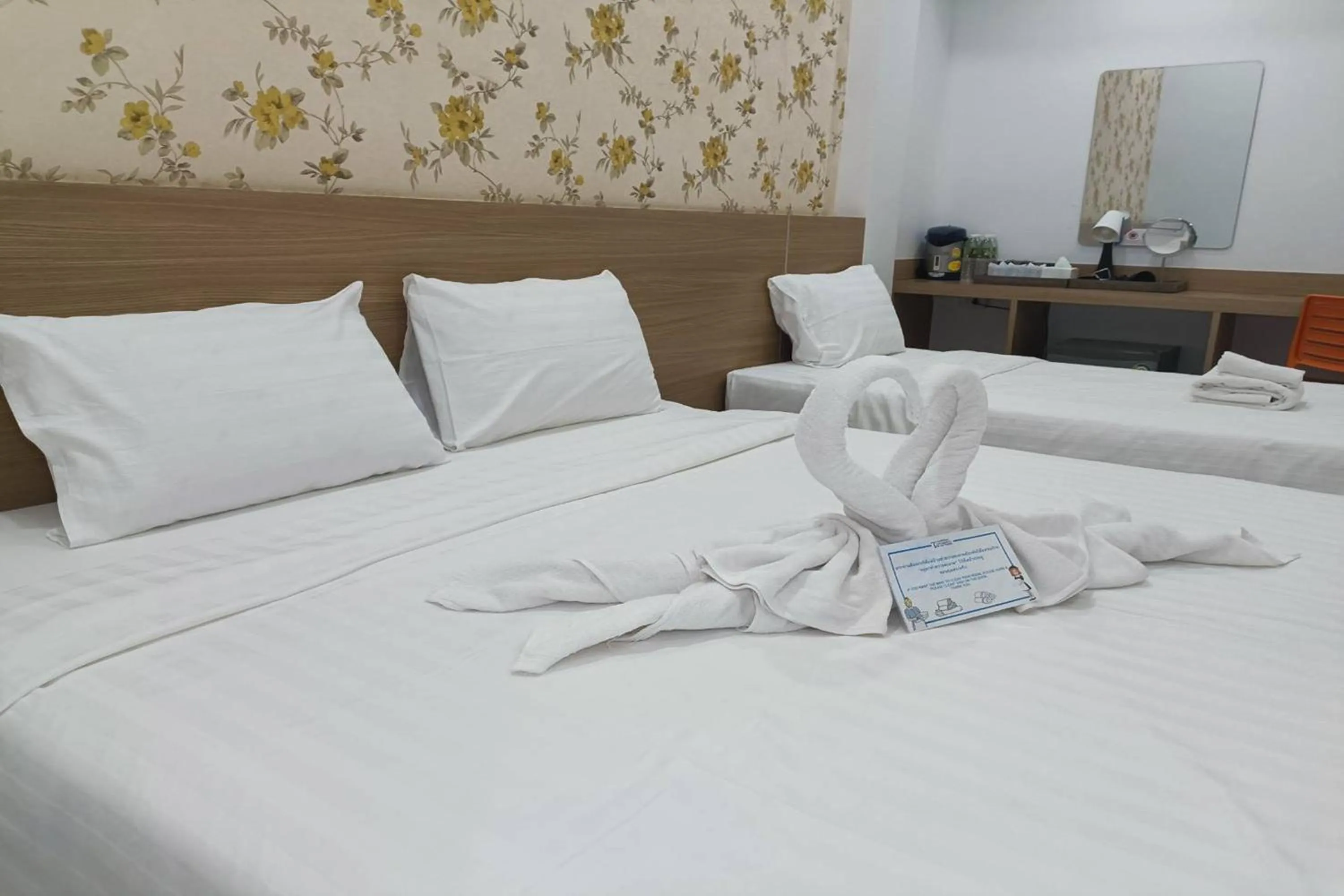 Bed in Top Inn Hotel พร้อมอาหารเช้า ใกล้วัดป่าวังน้ำเย็นและสถานที่ท่องเที่ยว