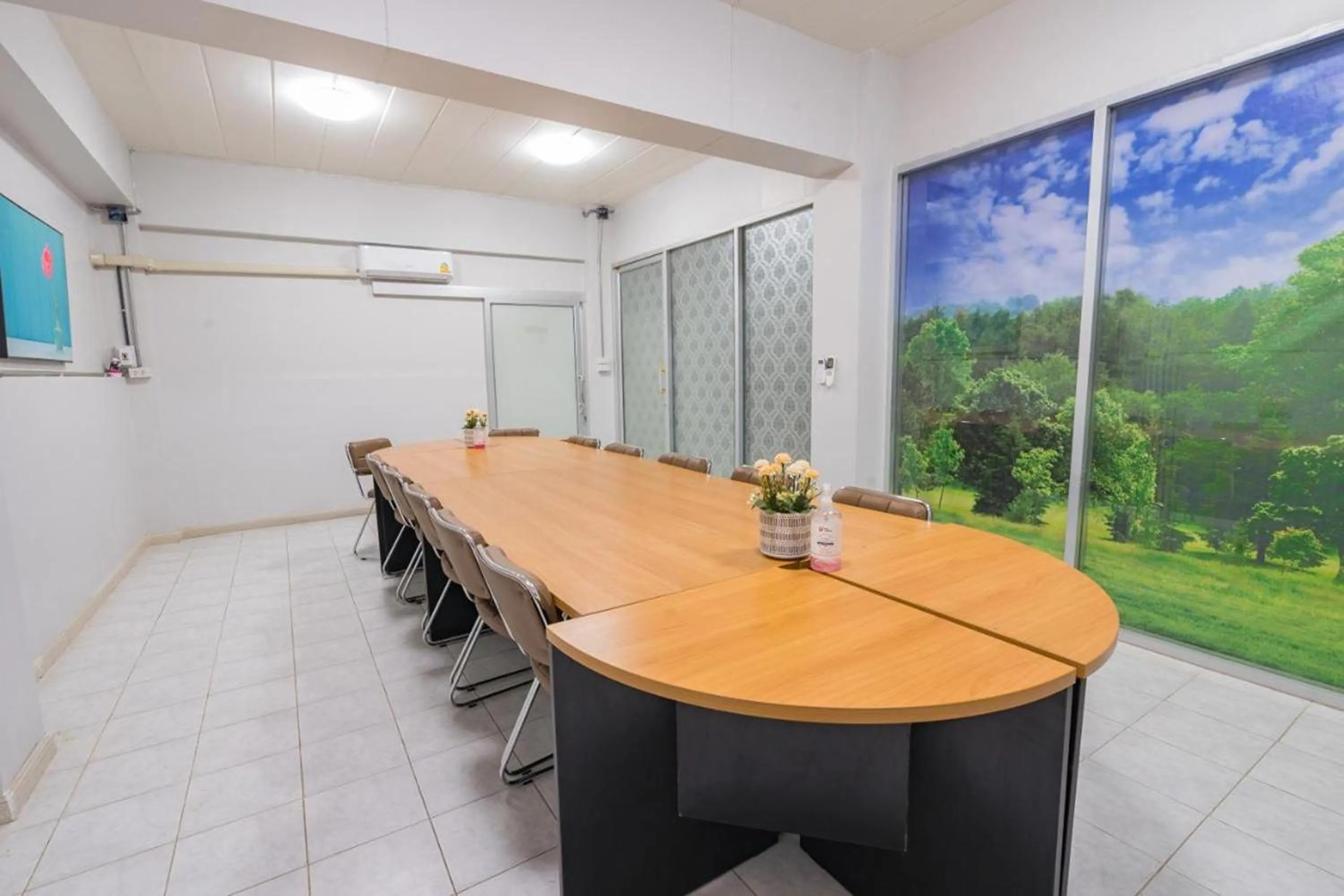 Meeting/conference room in Top Inn Hotel พร้อมอาหารเช้า ใกล้วัดป่าวังน้ำเย็นและสถานที่ท่องเที่ยว