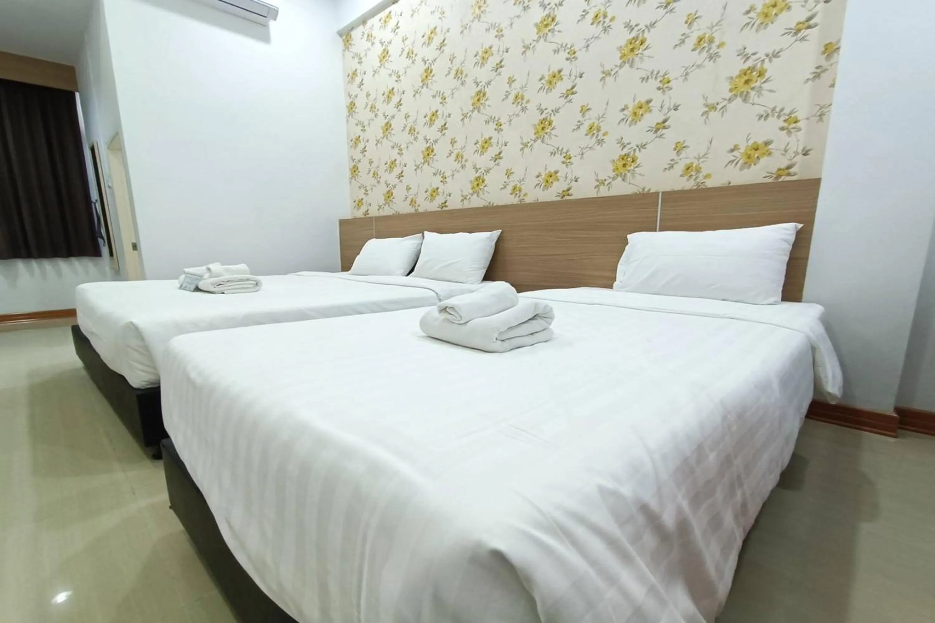 Bed in Top Inn Hotel พร้อมอาหารเช้า ใกล้วัดป่าวังน้ำเย็นและสถานที่ท่องเที่ยว