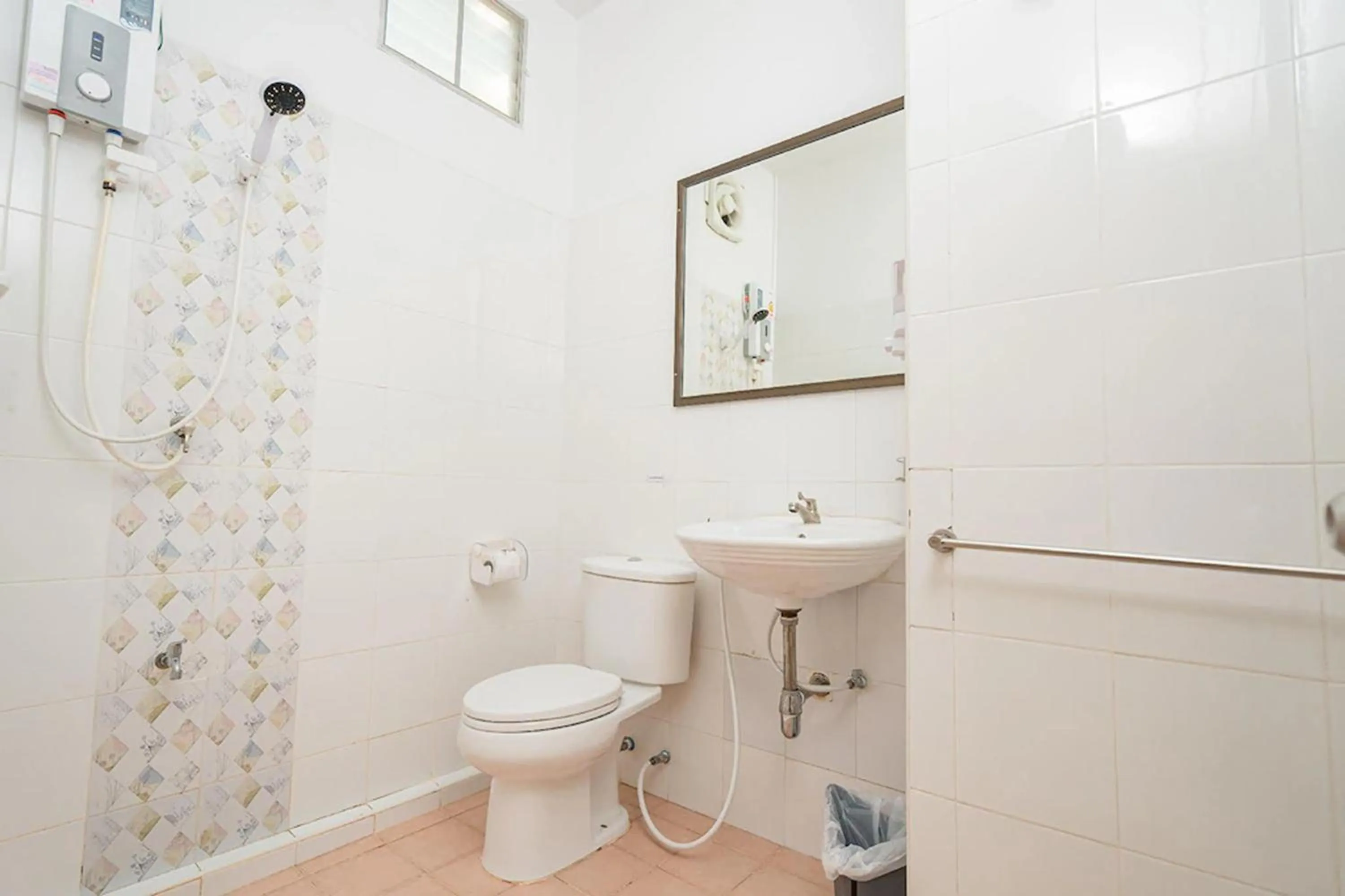 Bathroom in Top Inn Hotel พร้อมอาหารเช้า ใกล้วัดป่าวังน้ำเย็นและสถานที่ท่องเที่ยว