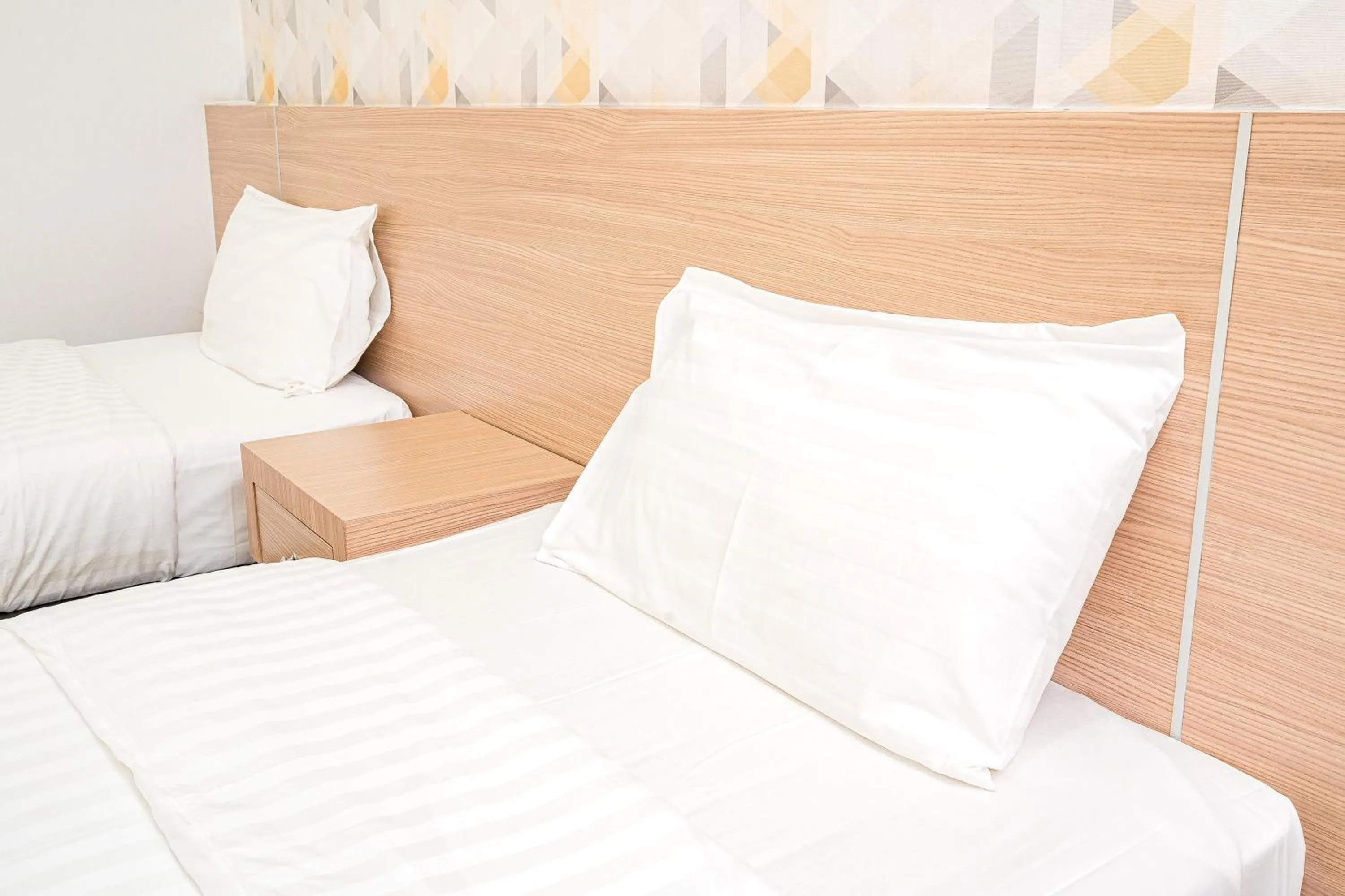 Bed in Top Inn Hotel พร้อมอาหารเช้า ใกล้วัดป่าวังน้ำเย็นและสถานที่ท่องเที่ยว