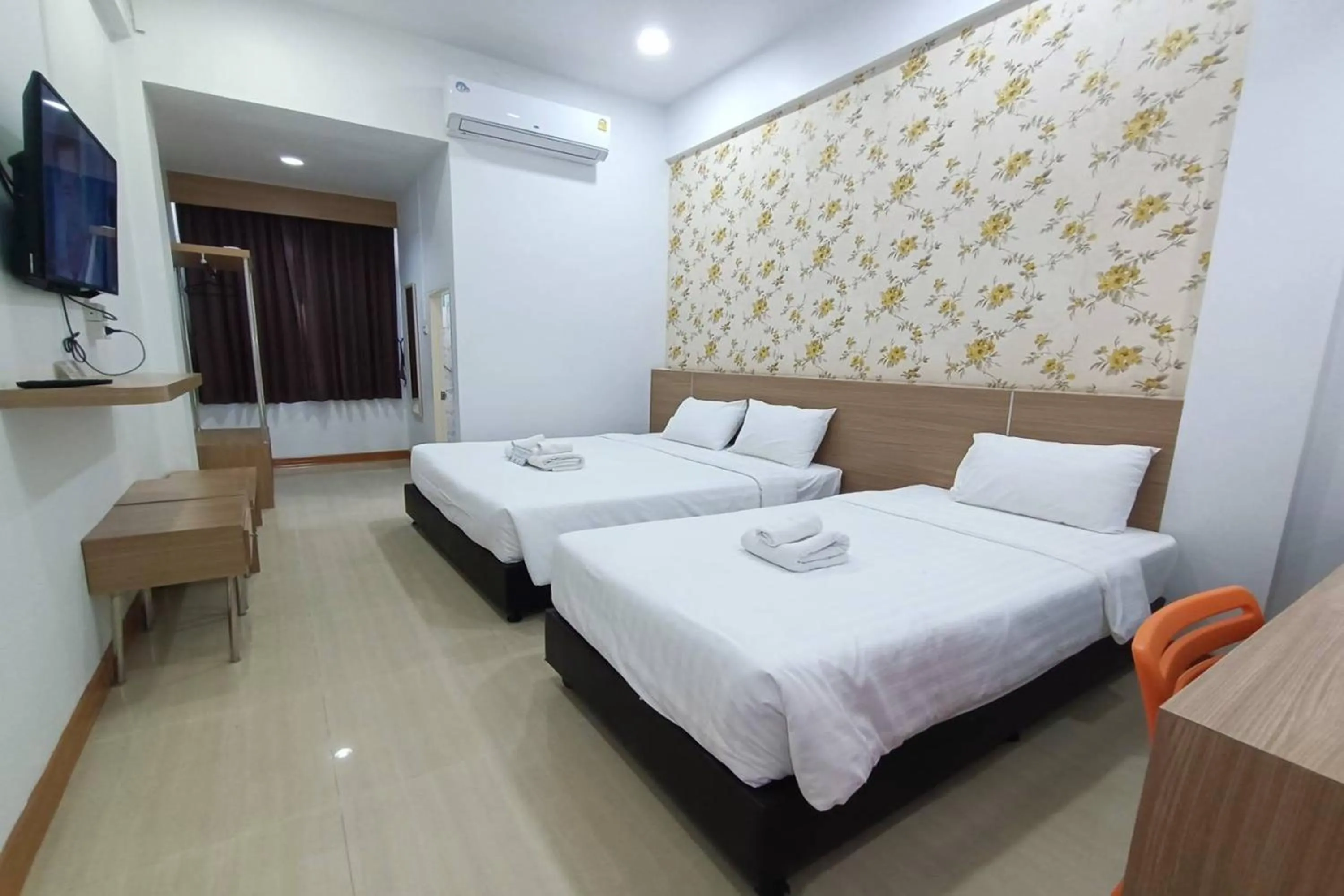 Bed in Top Inn Hotel พร้อมอาหารเช้า ใกล้วัดป่าวังน้ำเย็นและสถานที่ท่องเที่ยว