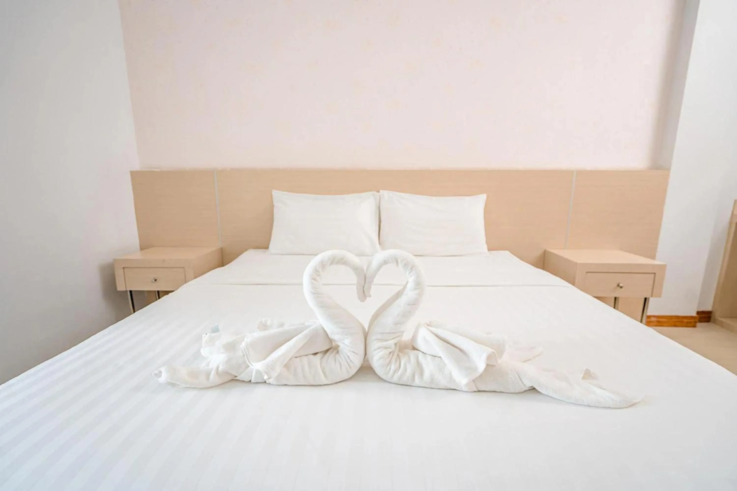 Bedroom, Bed in Top Inn Hotel พร้อมอาหารเช้า ใกล้วัดป่าวังน้ำเย็นและสถานที่ท่องเที่ยว