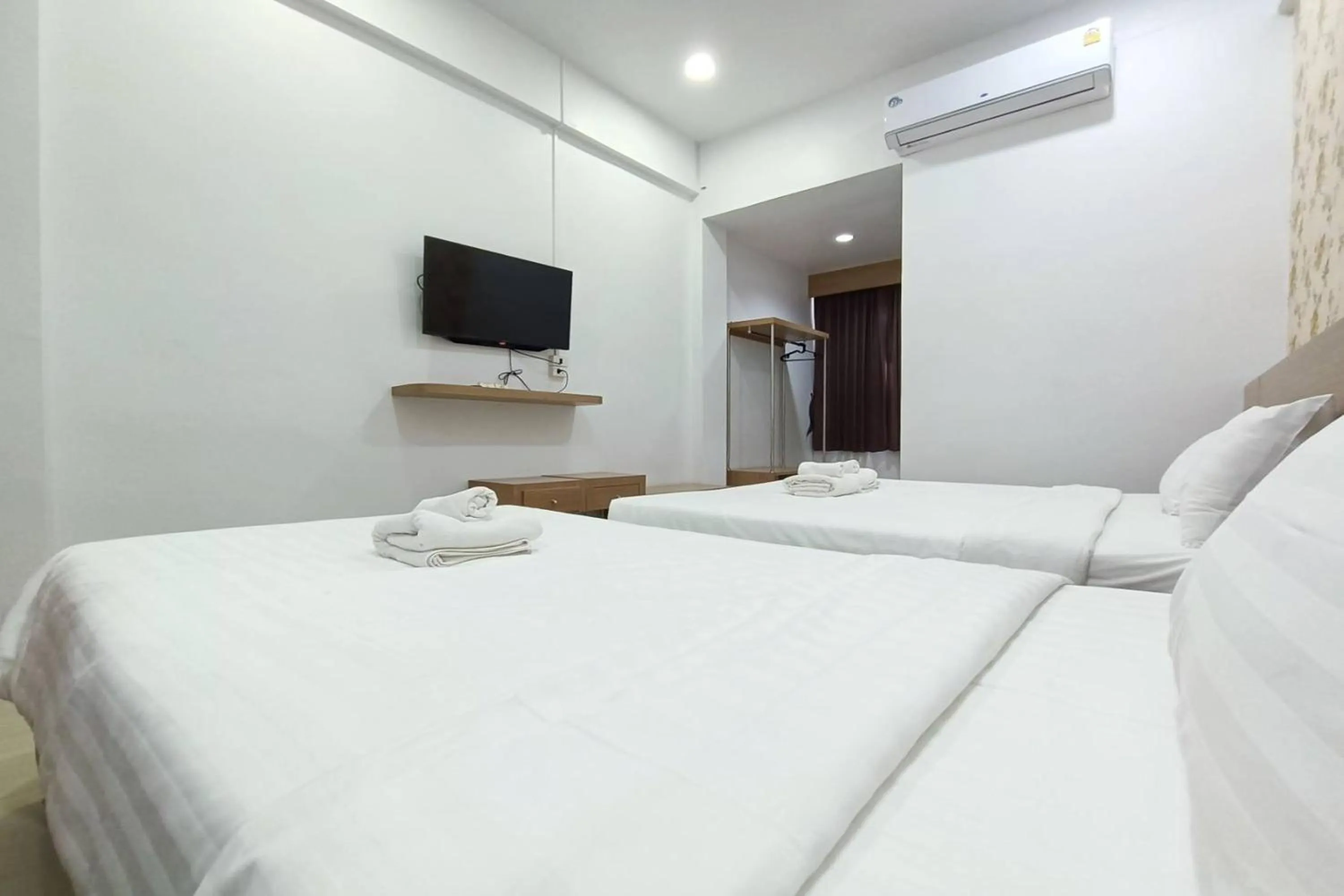 Bed in Top Inn Hotel พร้อมอาหารเช้า ใกล้วัดป่าวังน้ำเย็นและสถานที่ท่องเที่ยว