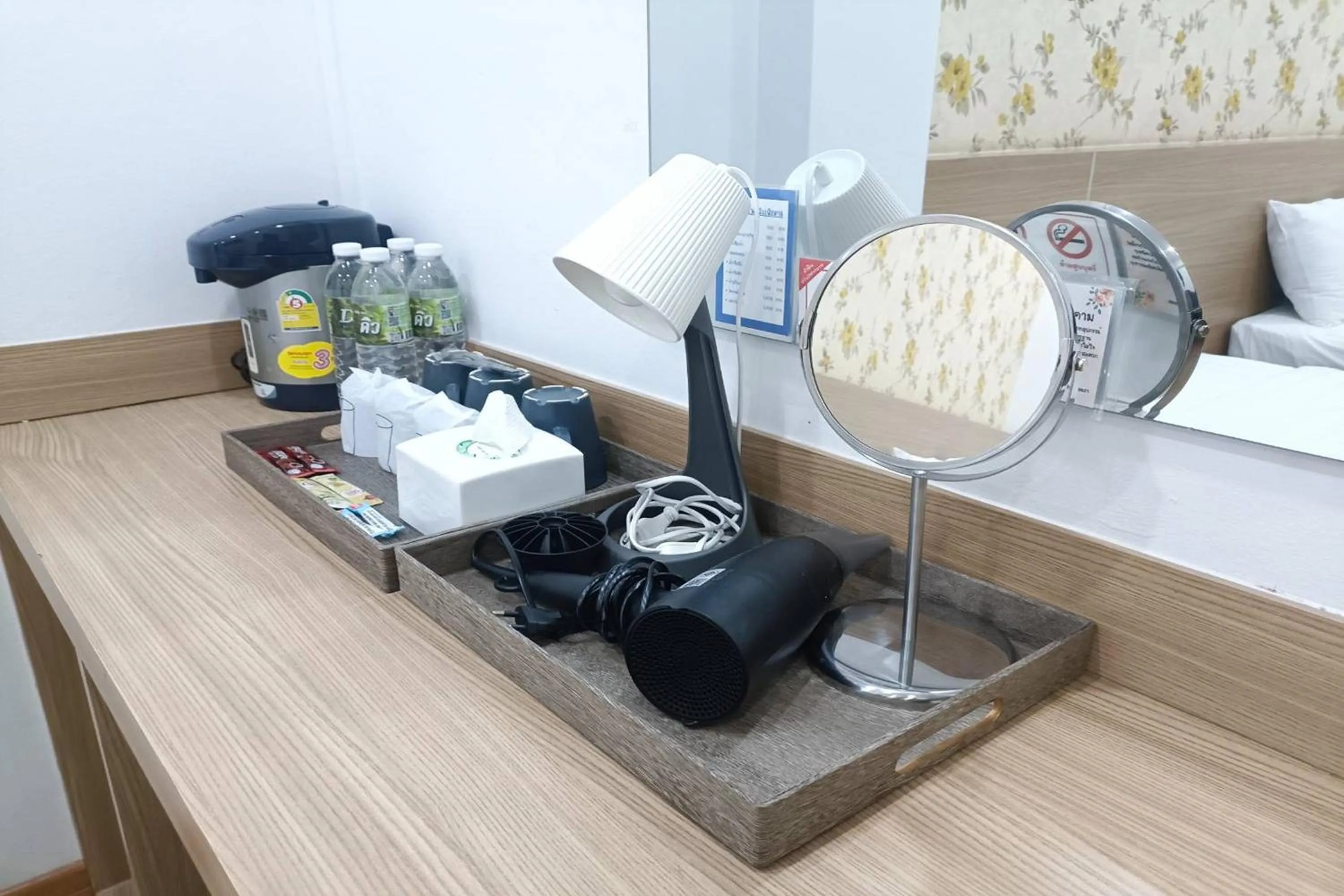 Bedroom in Top Inn Hotel พร้อมอาหารเช้า ใกล้วัดป่าวังน้ำเย็นและสถานที่ท่องเที่ยว