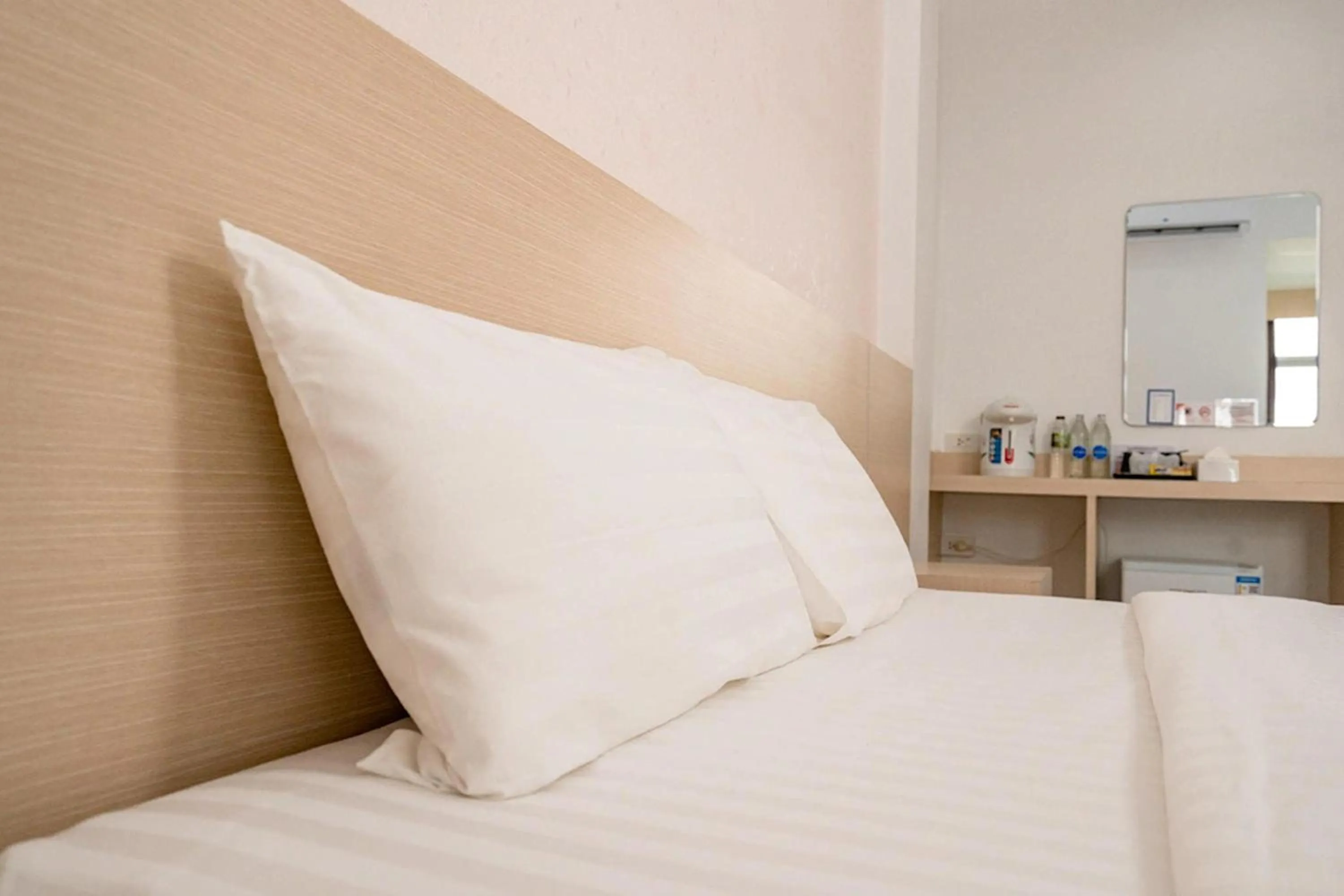 Bed in Top Inn Hotel พร้อมอาหารเช้า ใกล้วัดป่าวังน้ำเย็นและสถานที่ท่องเที่ยว