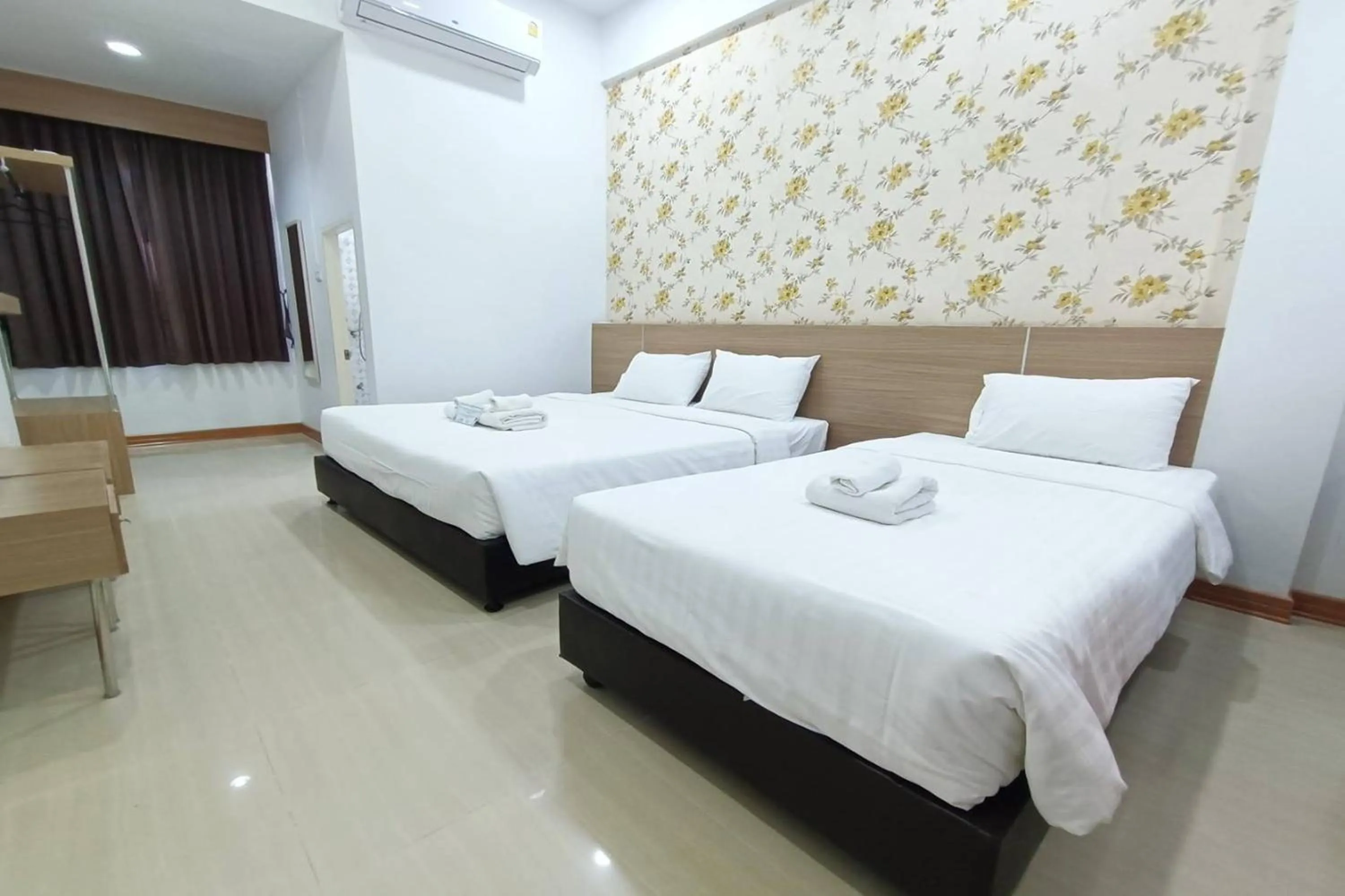 Bed in Top Inn Hotel พร้อมอาหารเช้า ใกล้วัดป่าวังน้ำเย็นและสถานที่ท่องเที่ยว