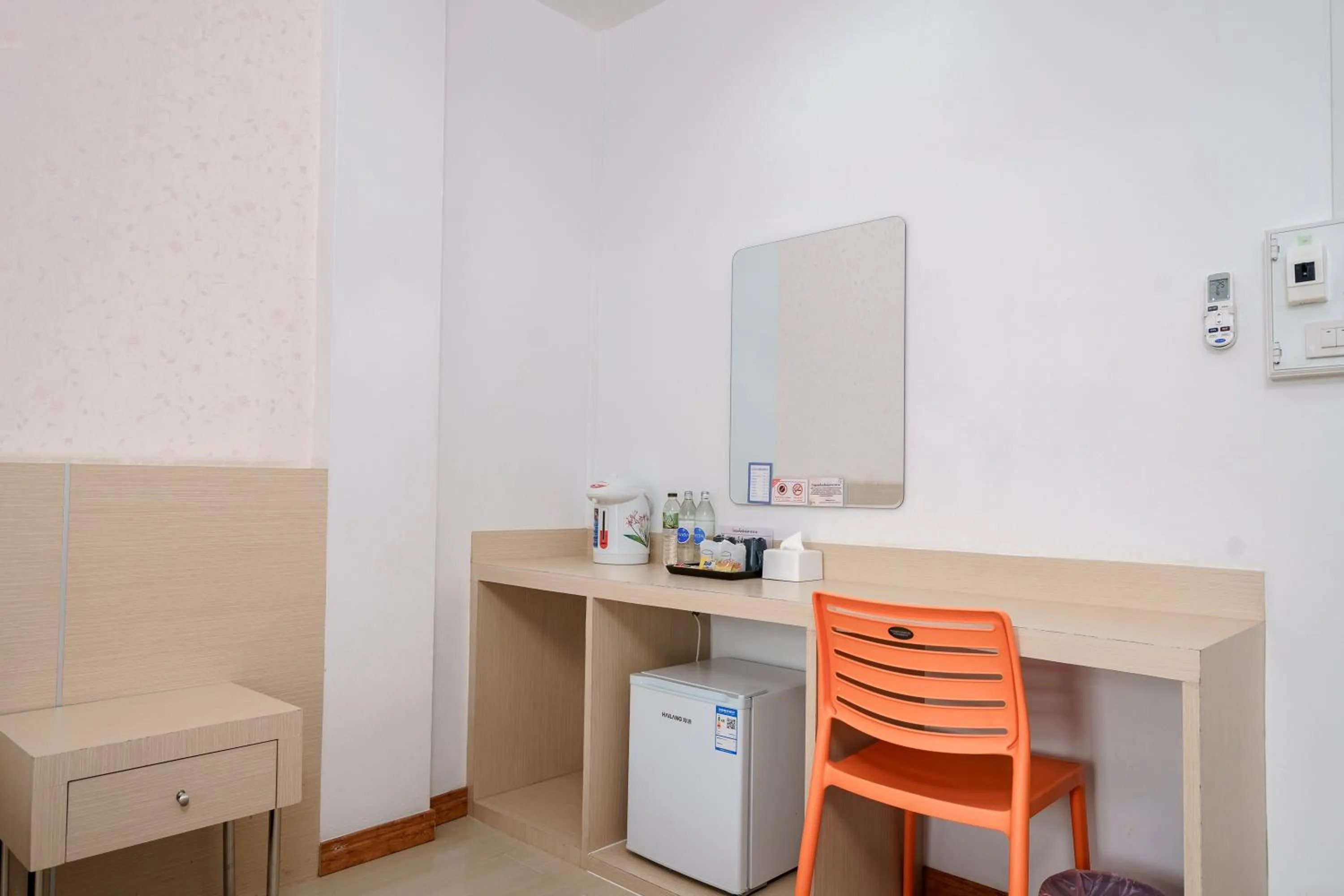 Bedroom in Top Inn Hotel พร้อมอาหารเช้า ใกล้วัดป่าวังน้ำเย็นและสถานที่ท่องเที่ยว