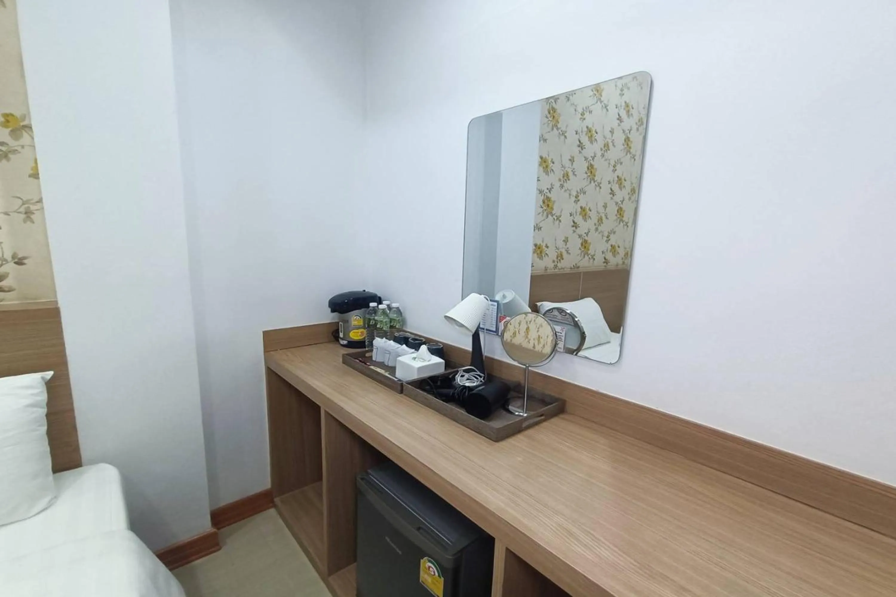 Bedroom, Bed in Top Inn Hotel พร้อมอาหารเช้า ใกล้วัดป่าวังน้ำเย็นและสถานที่ท่องเที่ยว