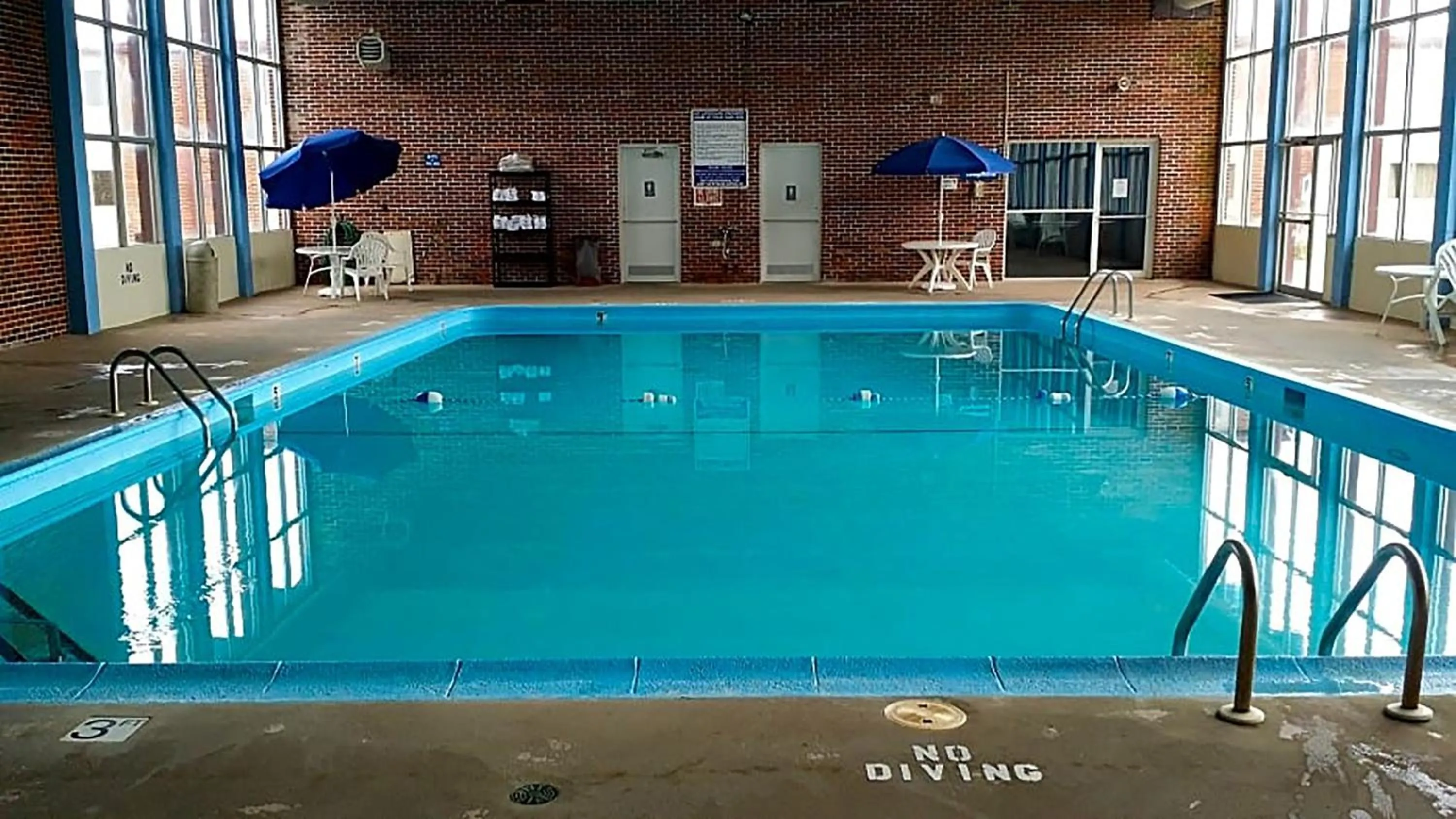 Swimming Pool in Norwood Inn & Suites La Crosse