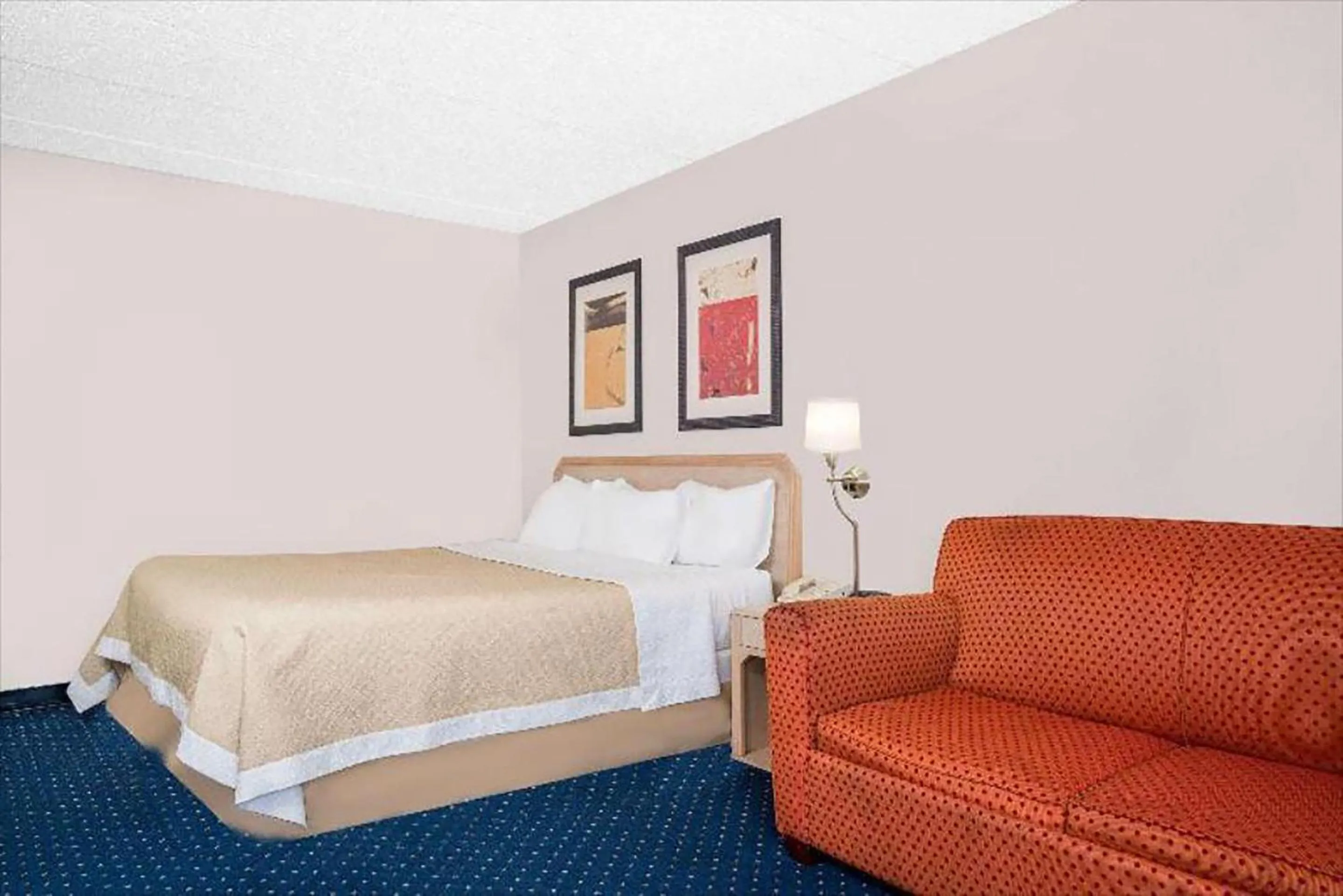 Bed in Norwood Inn & Suites La Crosse