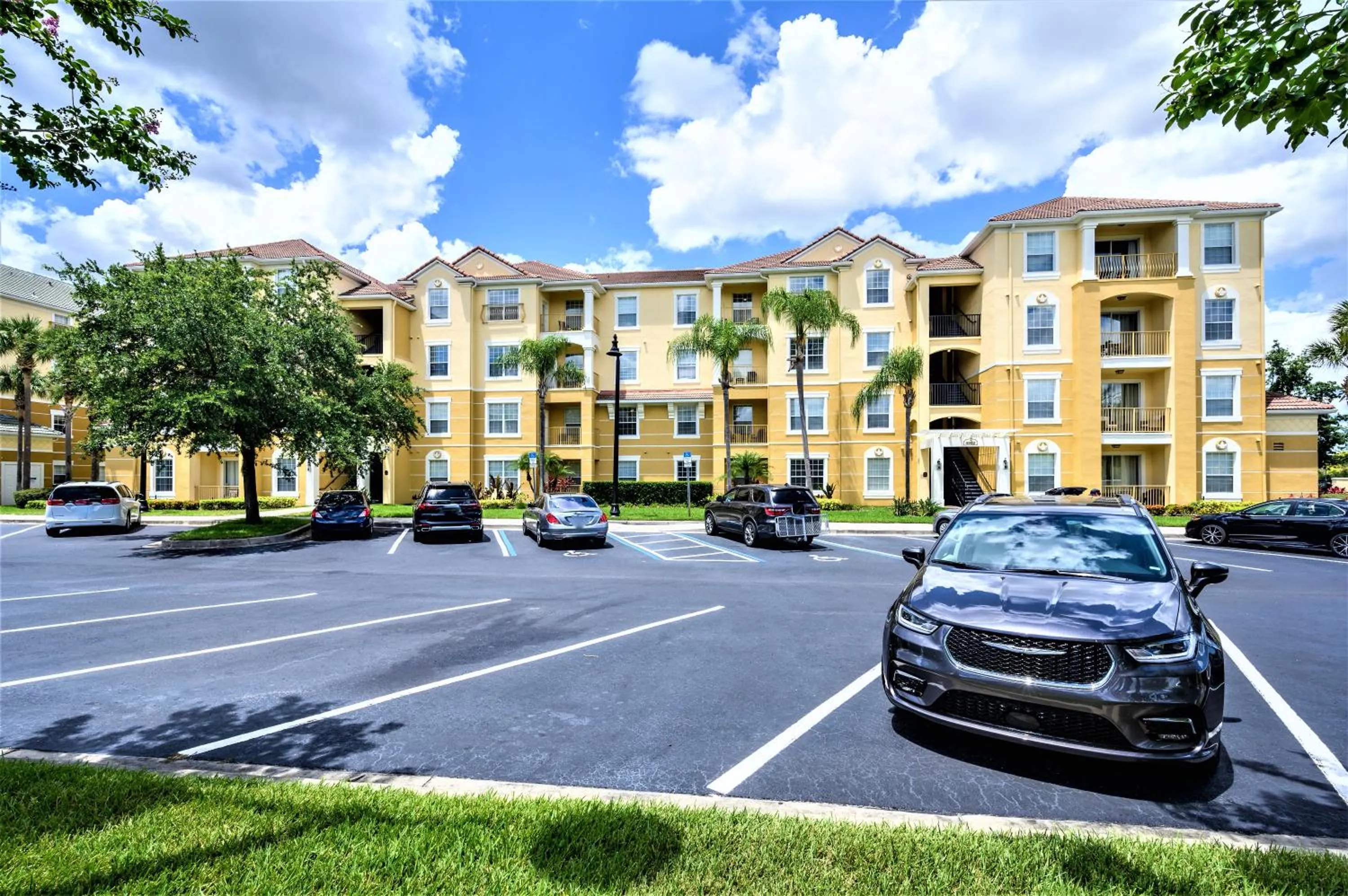 Property building in Vista Cay Resort by Millenium at Universal Blvd.