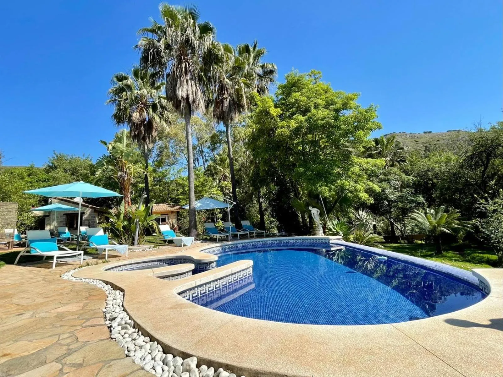 Swimming pool in La Fuente Oase B&B