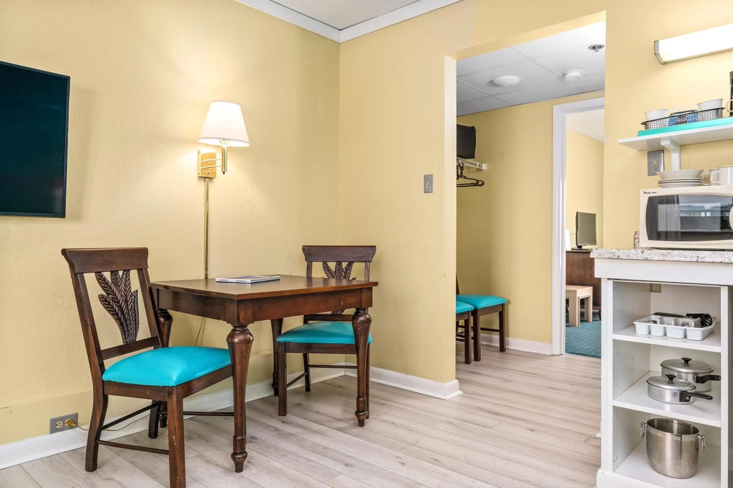 Dining area in Cayman Suites Hotel