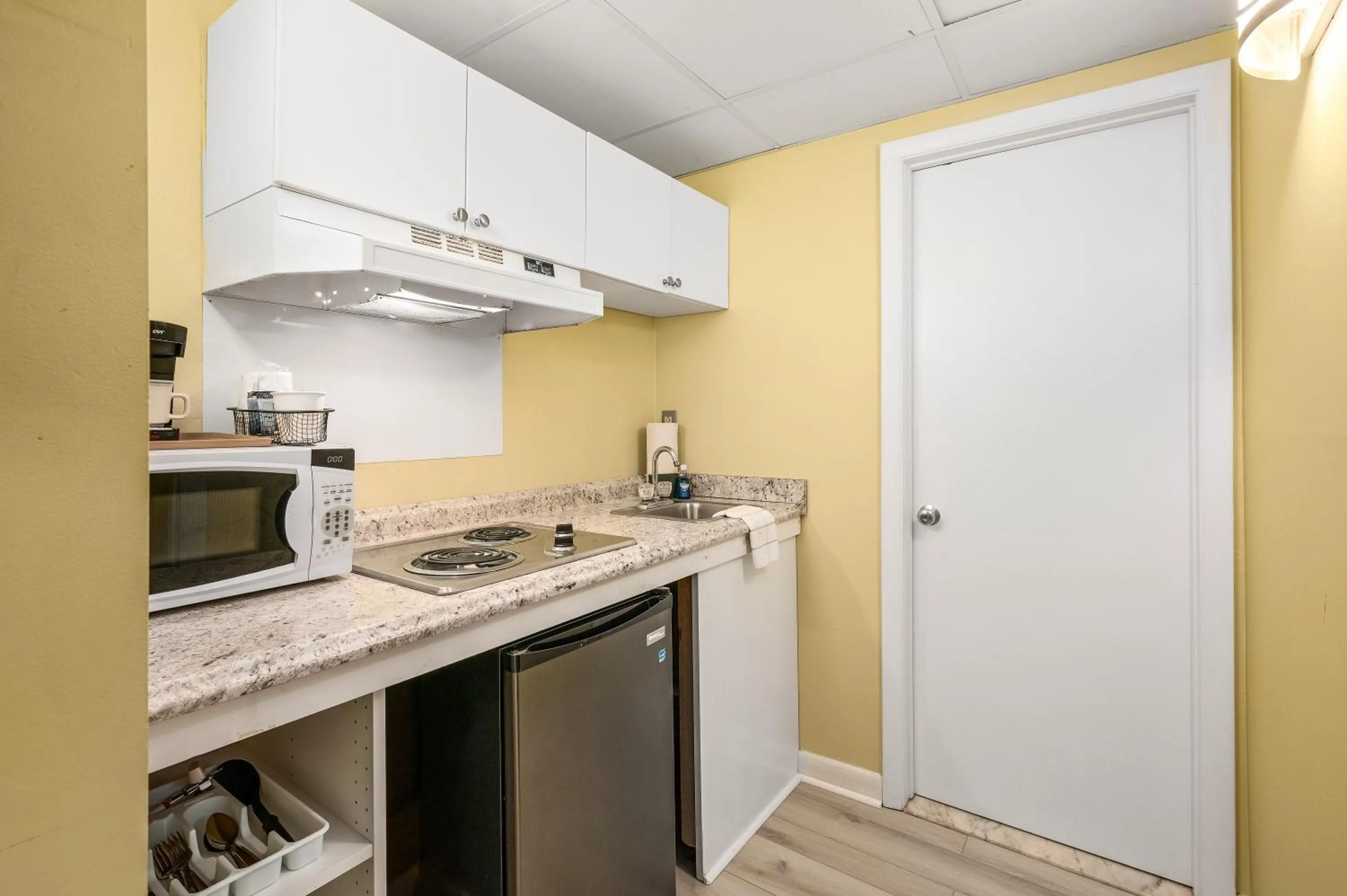 Kitchen or kitchenette in Cayman Suites Hotel