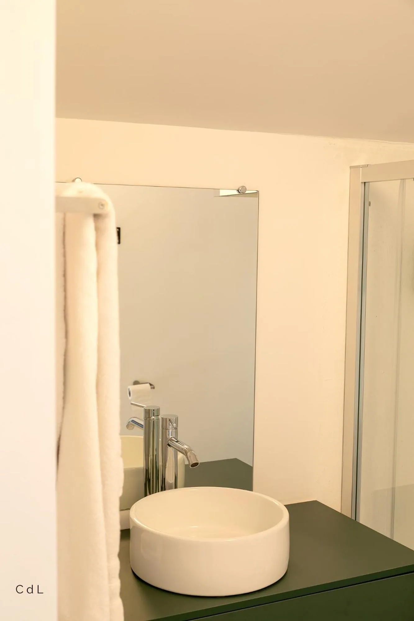 Shower in Croissant de Lune