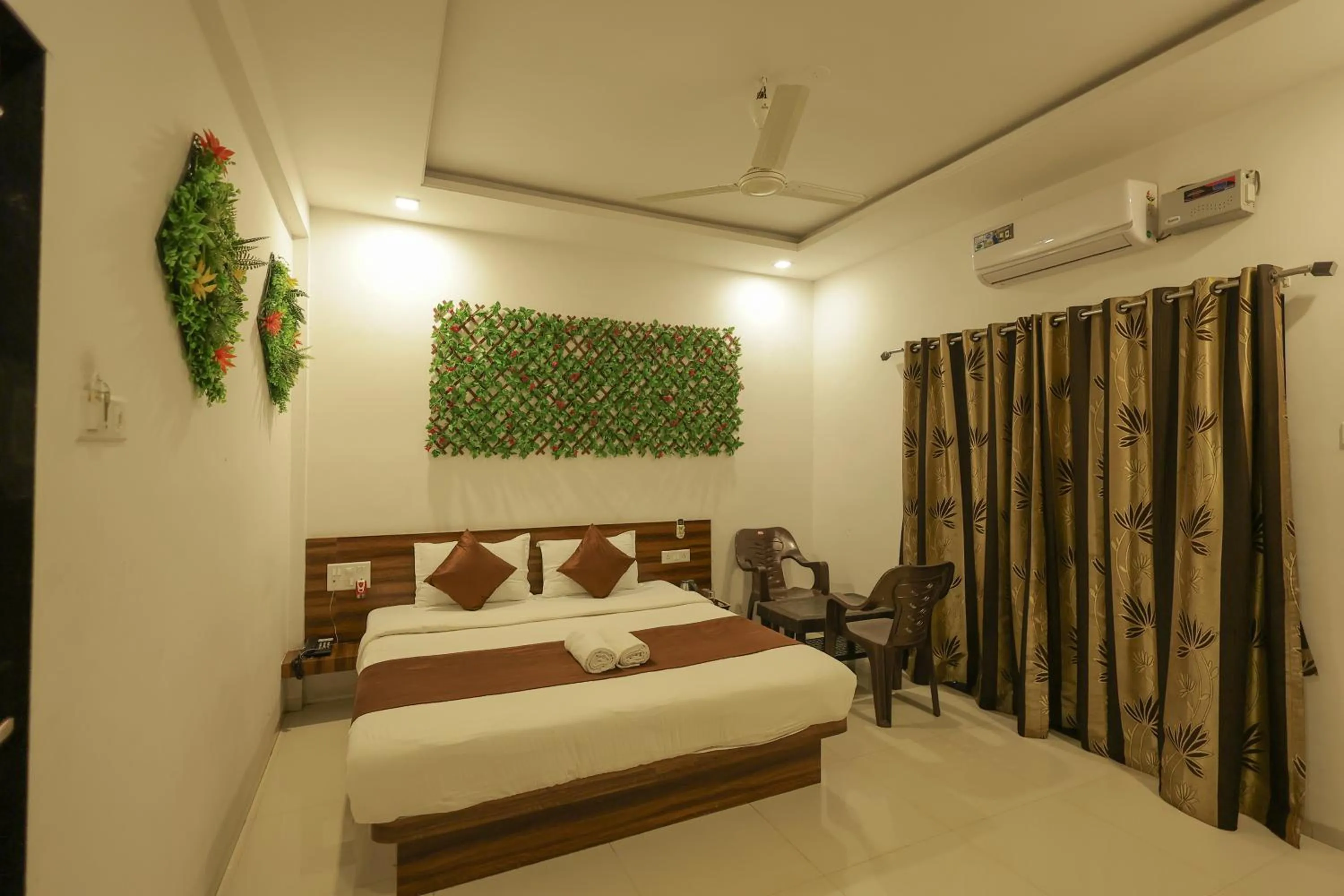 Bedroom, Bed in Hotel Green Exotica Mahabaleshwar