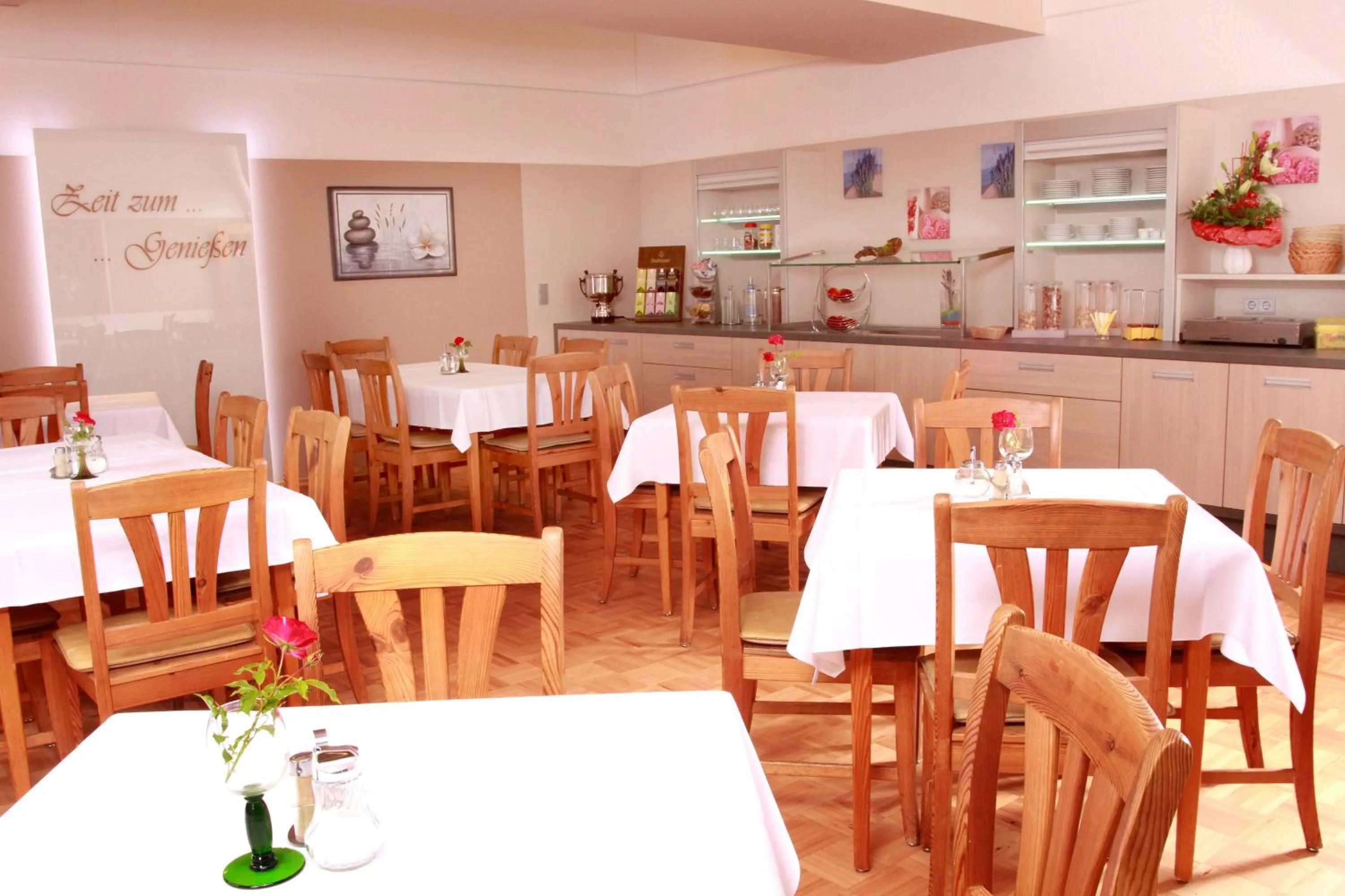 Restaurant/places to eat in Hotel & Gasthof zum Rödelseer Schwan