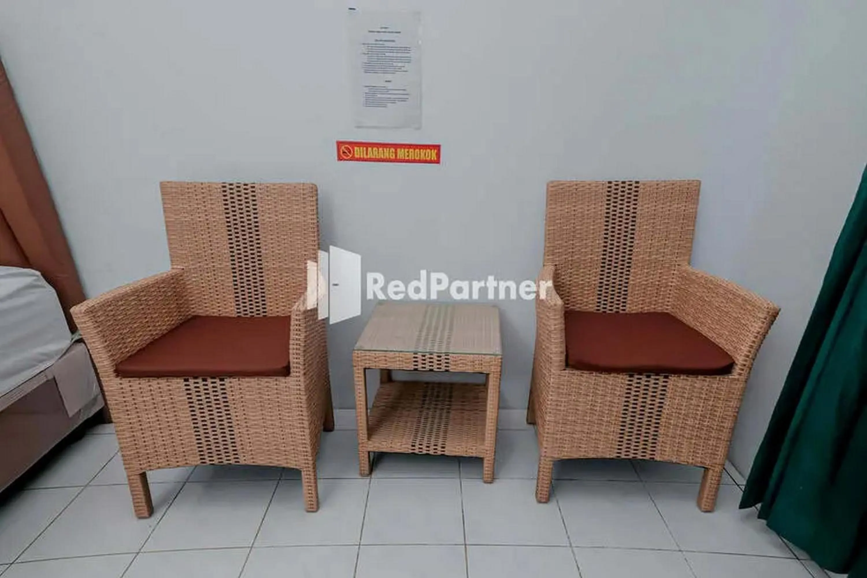 Seating area in Pondok Damai Guest House Syariah Mitra RedDoorz