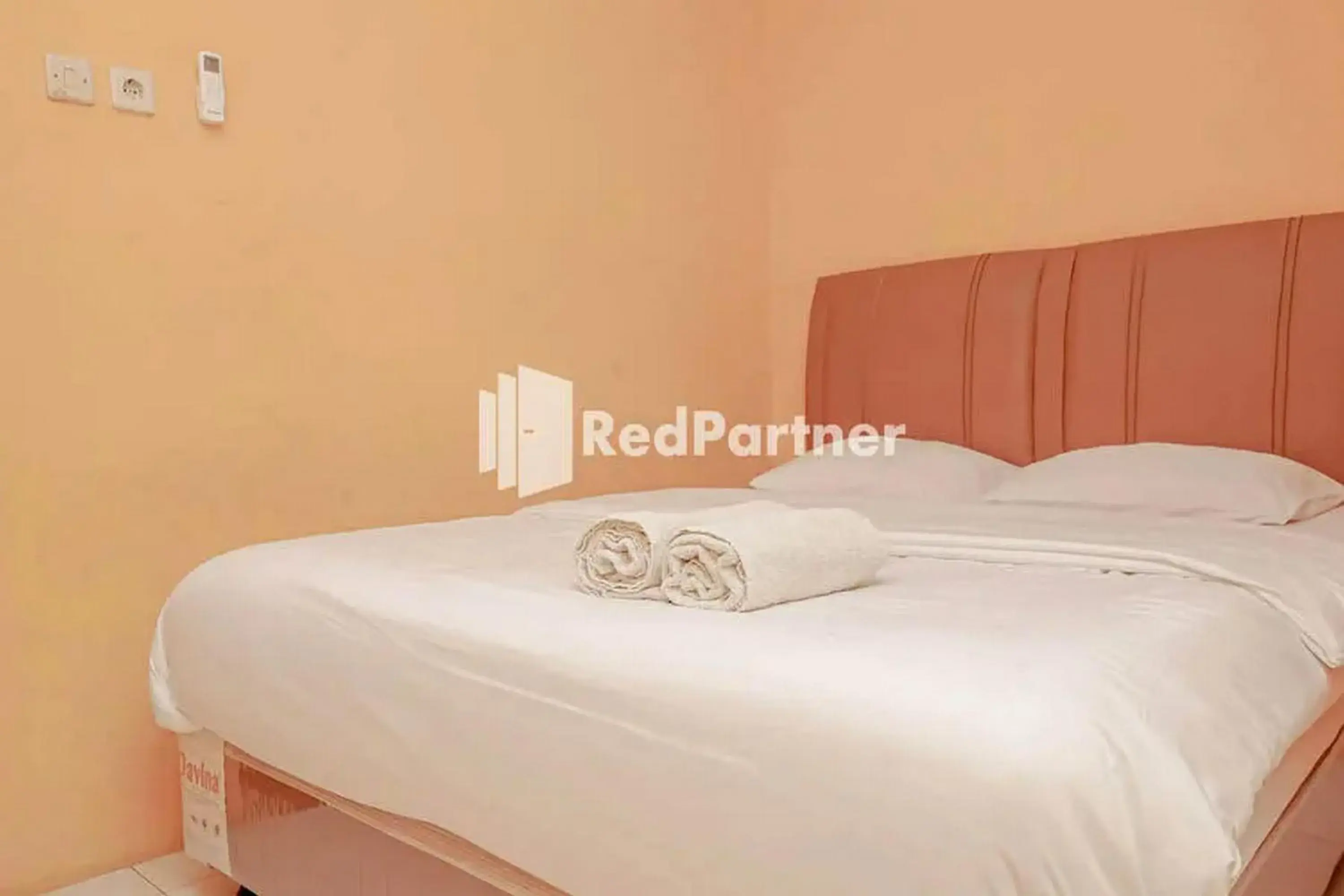 Standard Queen Room in Pondok Damai Guest House Syariah Mitra RedDoorz Standard Queen Room in Pondok Damai Guest House Syariah Mitra RedDoorz