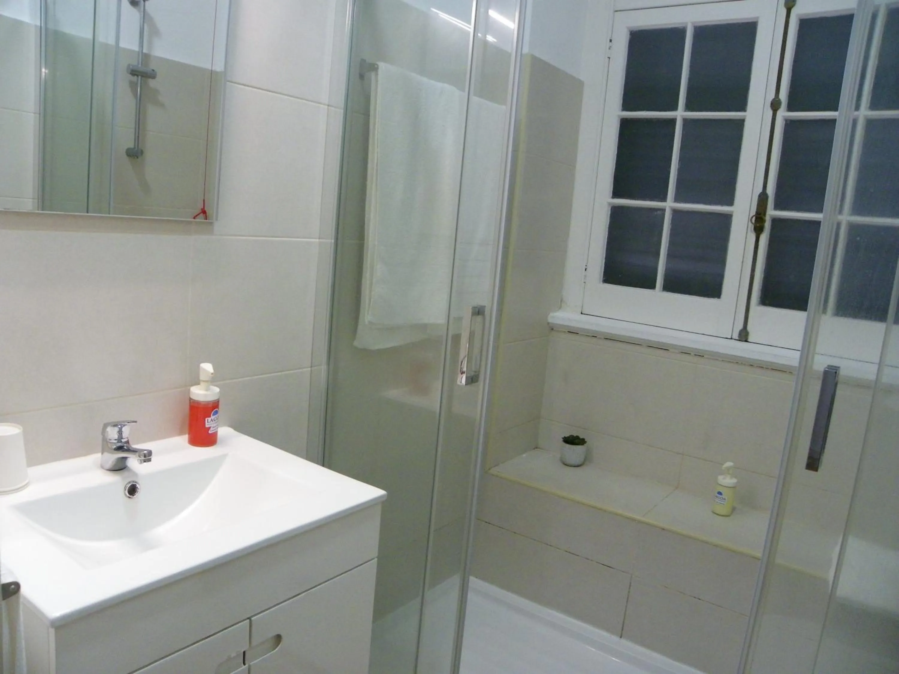 Toilet in Lagoa Hostel & Suites