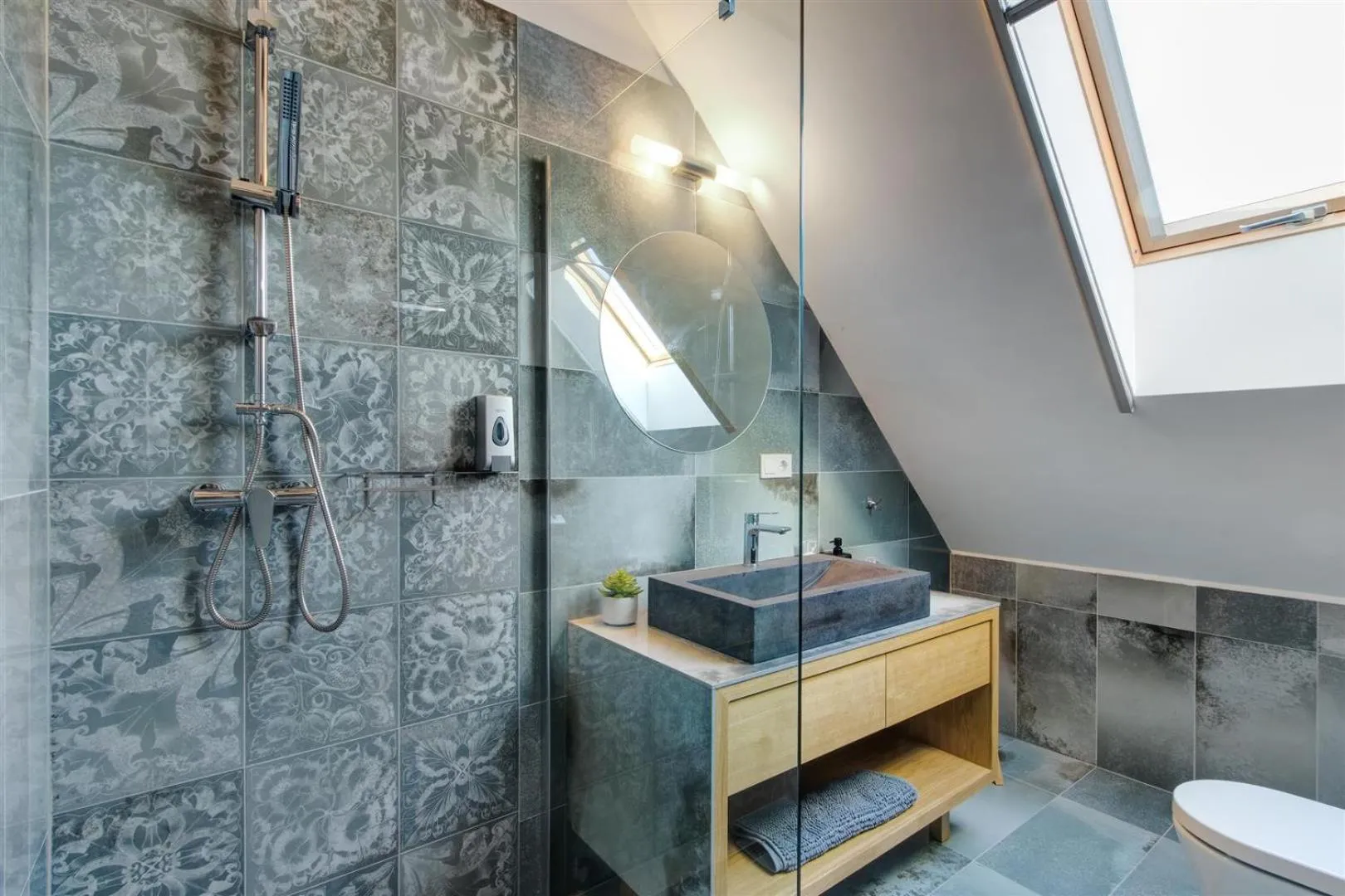 Shower in Duna P'Art Panzió