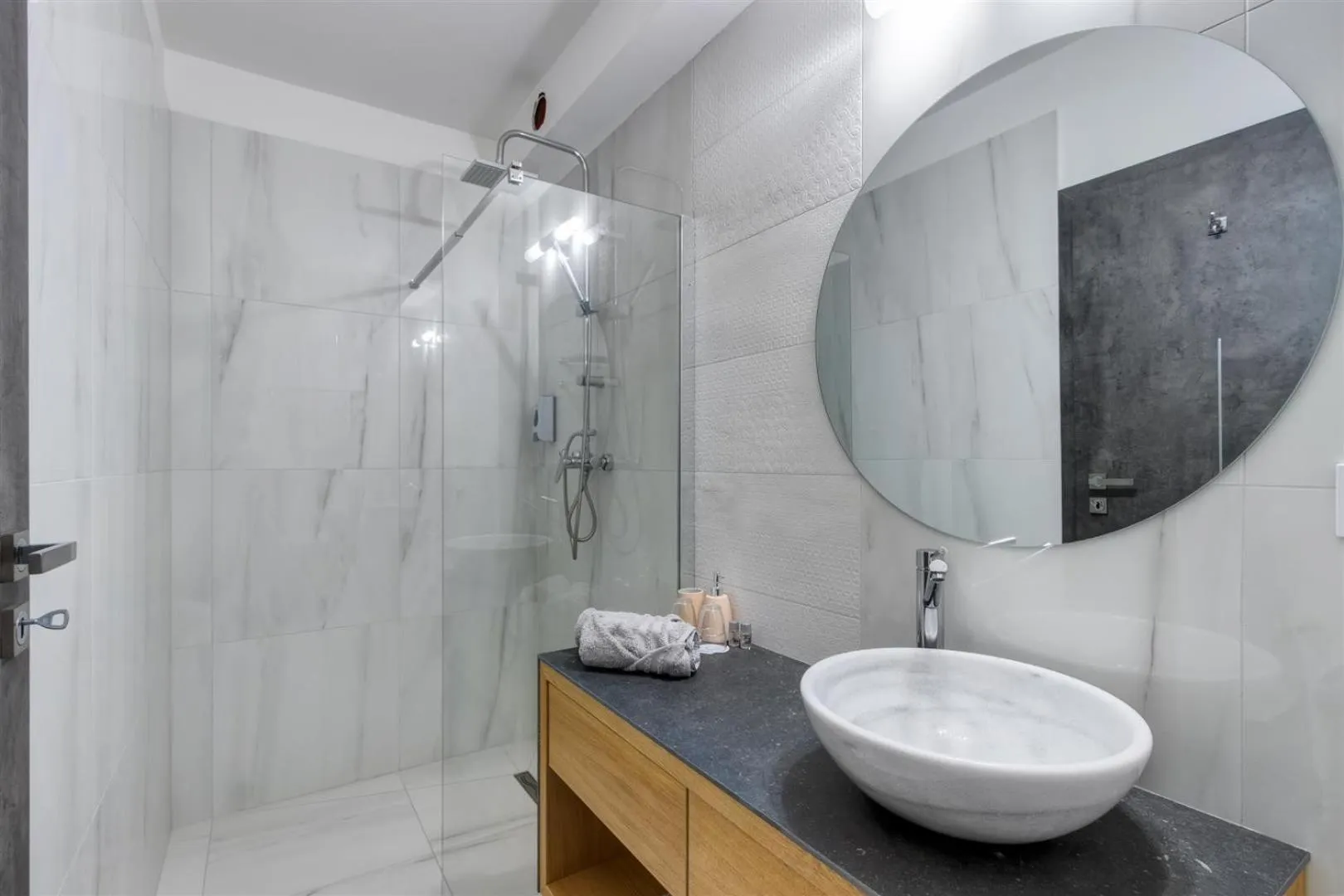 Shower in Duna P'Art Panzió