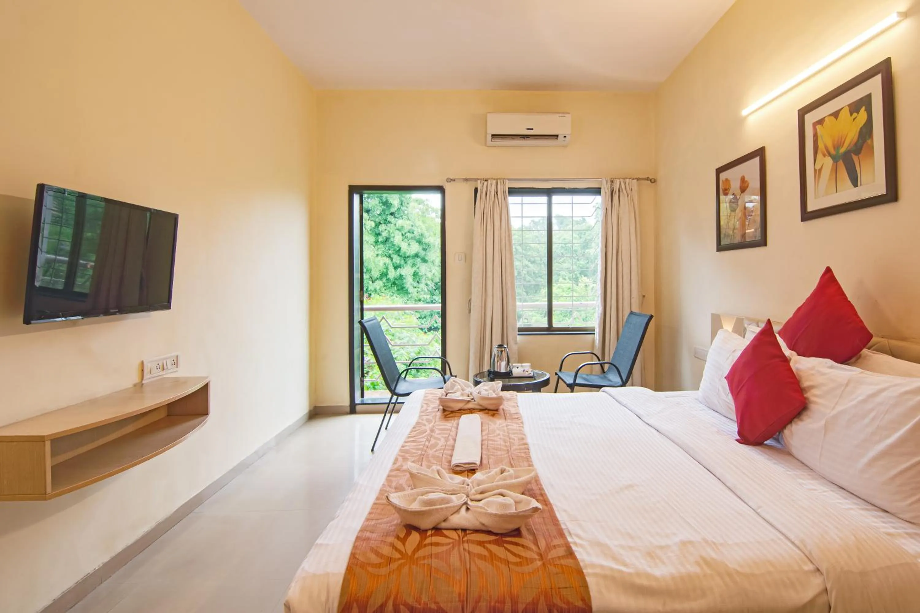 Communal lounge/ TV room, Bed in Aron Resort Lonavala - Near Old Mumbai Pune Highway