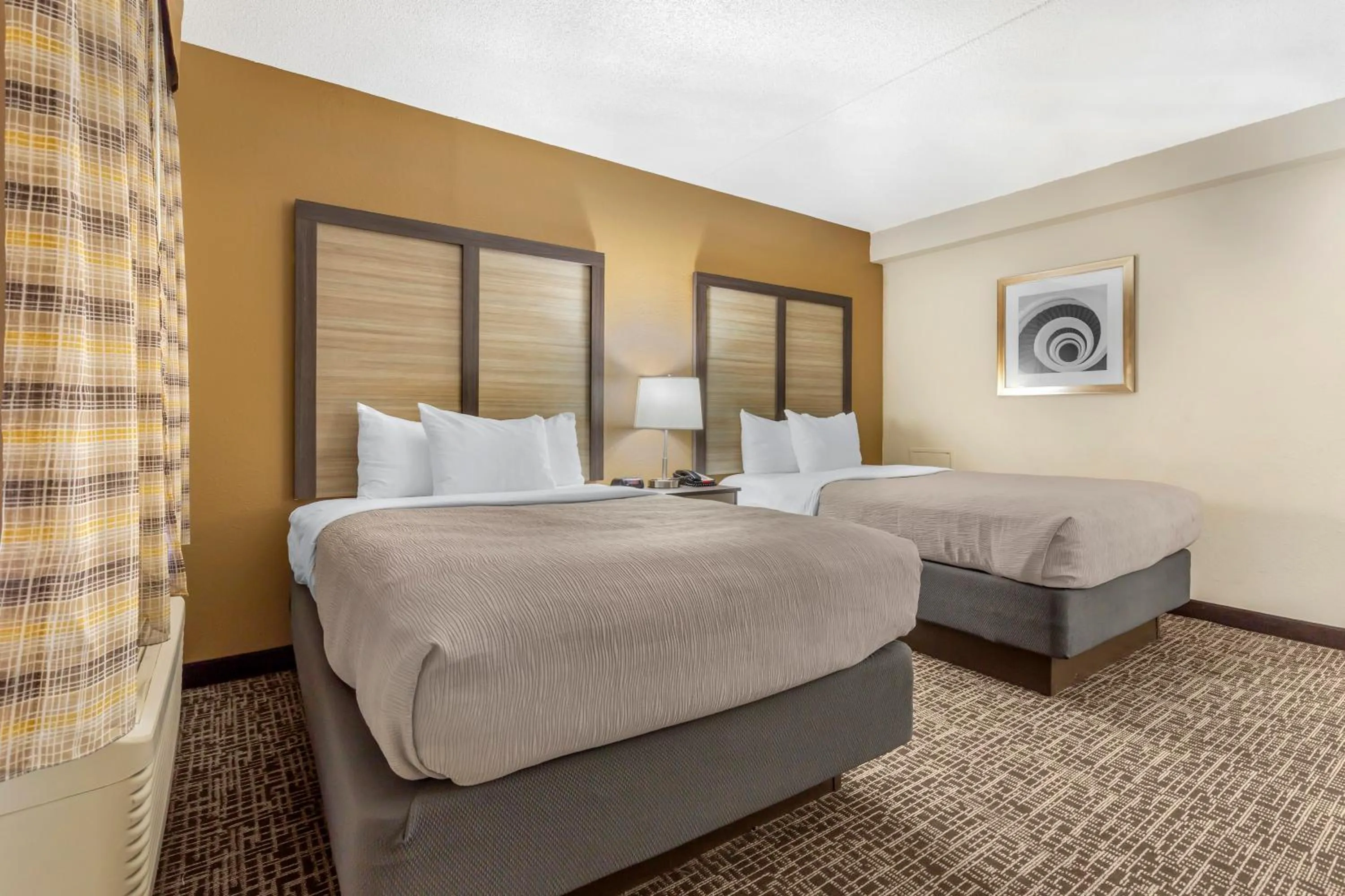 Bed in Quality Inn & Suites Spring Lake - Fayetteville near Fort Bragg