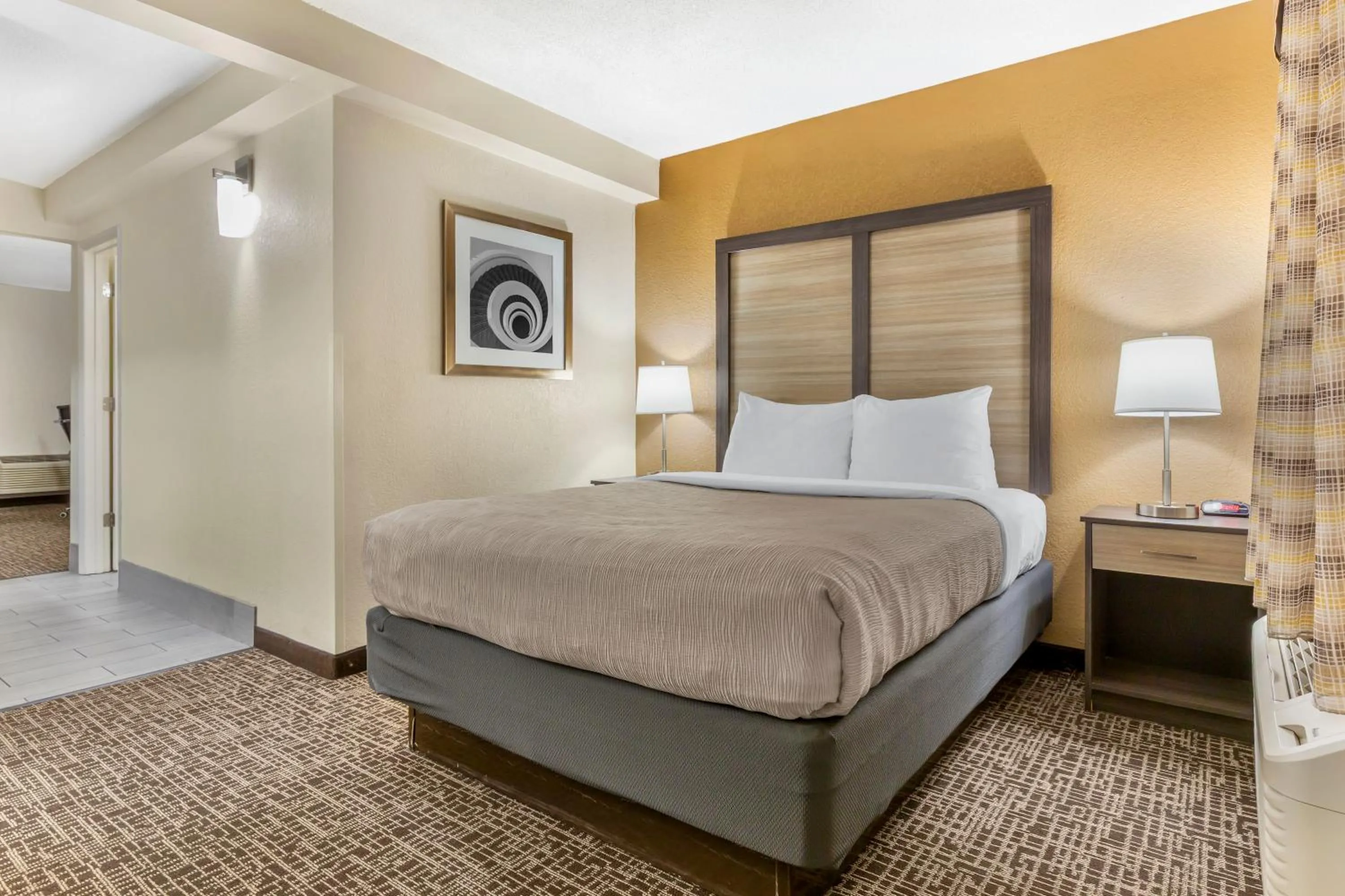 Bed in Quality Inn & Suites Spring Lake - Fayetteville near Fort Bragg