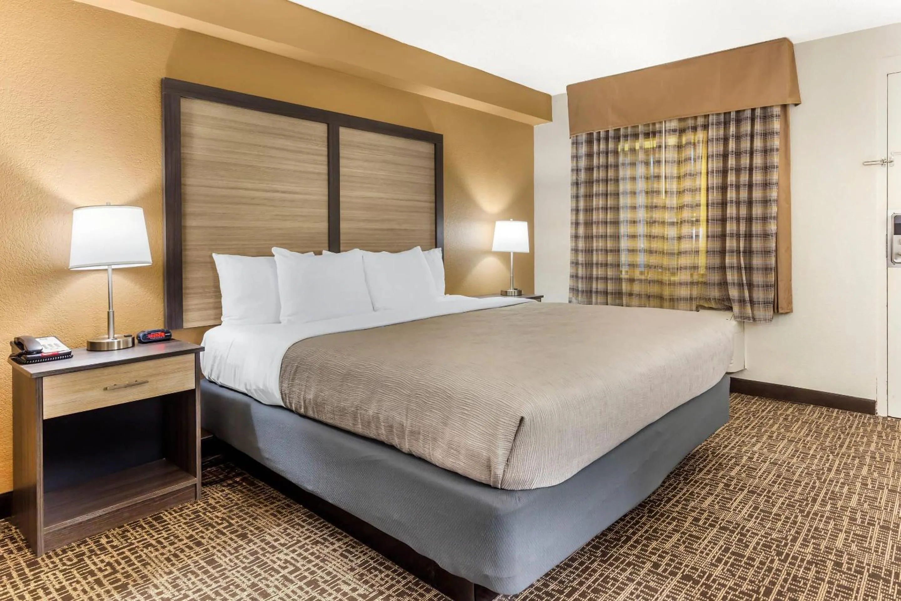 Bedroom, Bed in Quality Inn & Suites Spring Lake - Fayetteville near Fort Bragg