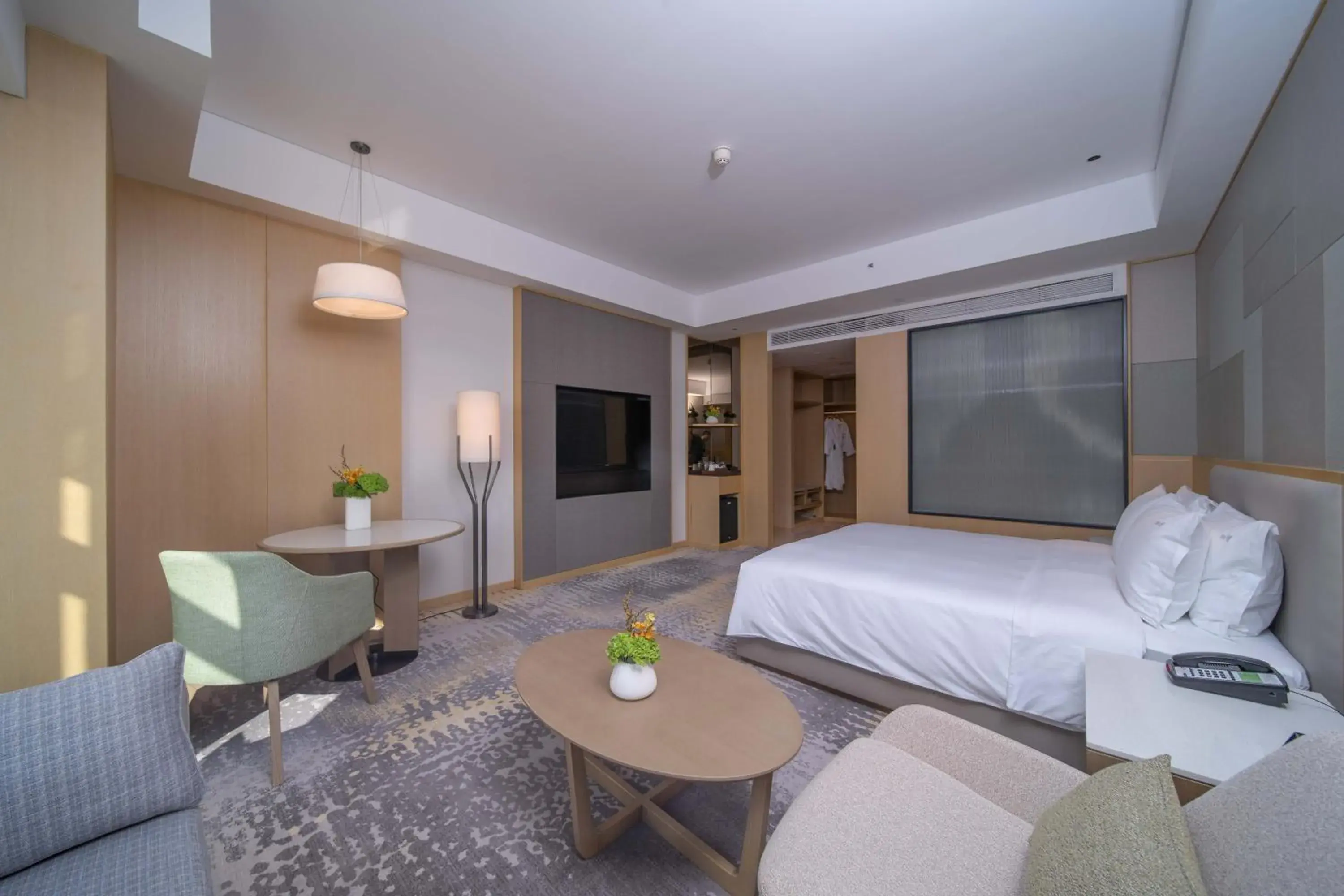Premium King Room with City View in Holiday Inn Qinhuangdao Haigang Premium King Room with City View in Holiday Inn Qinhuangdao Haigang