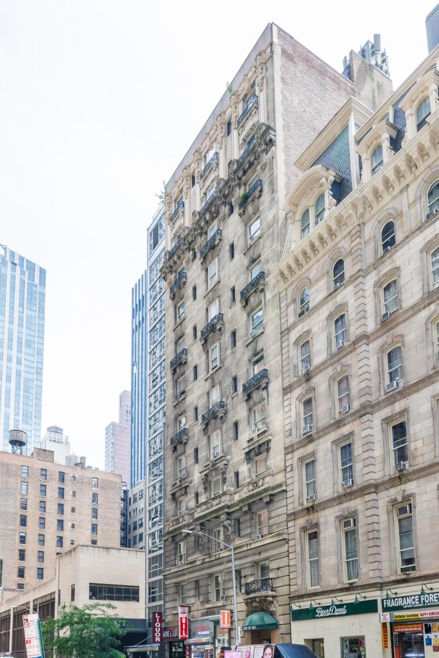 Property building in Studios in New York