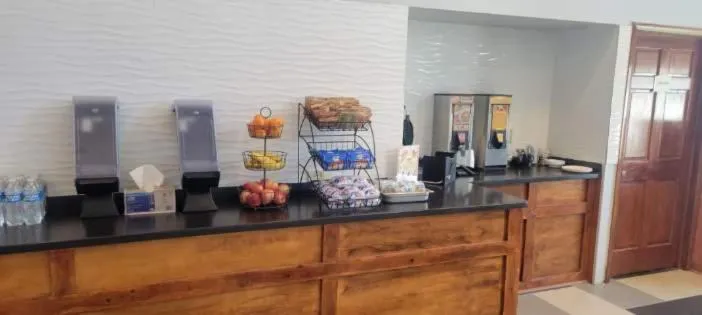 Breakfast in Royal Inn & Suites