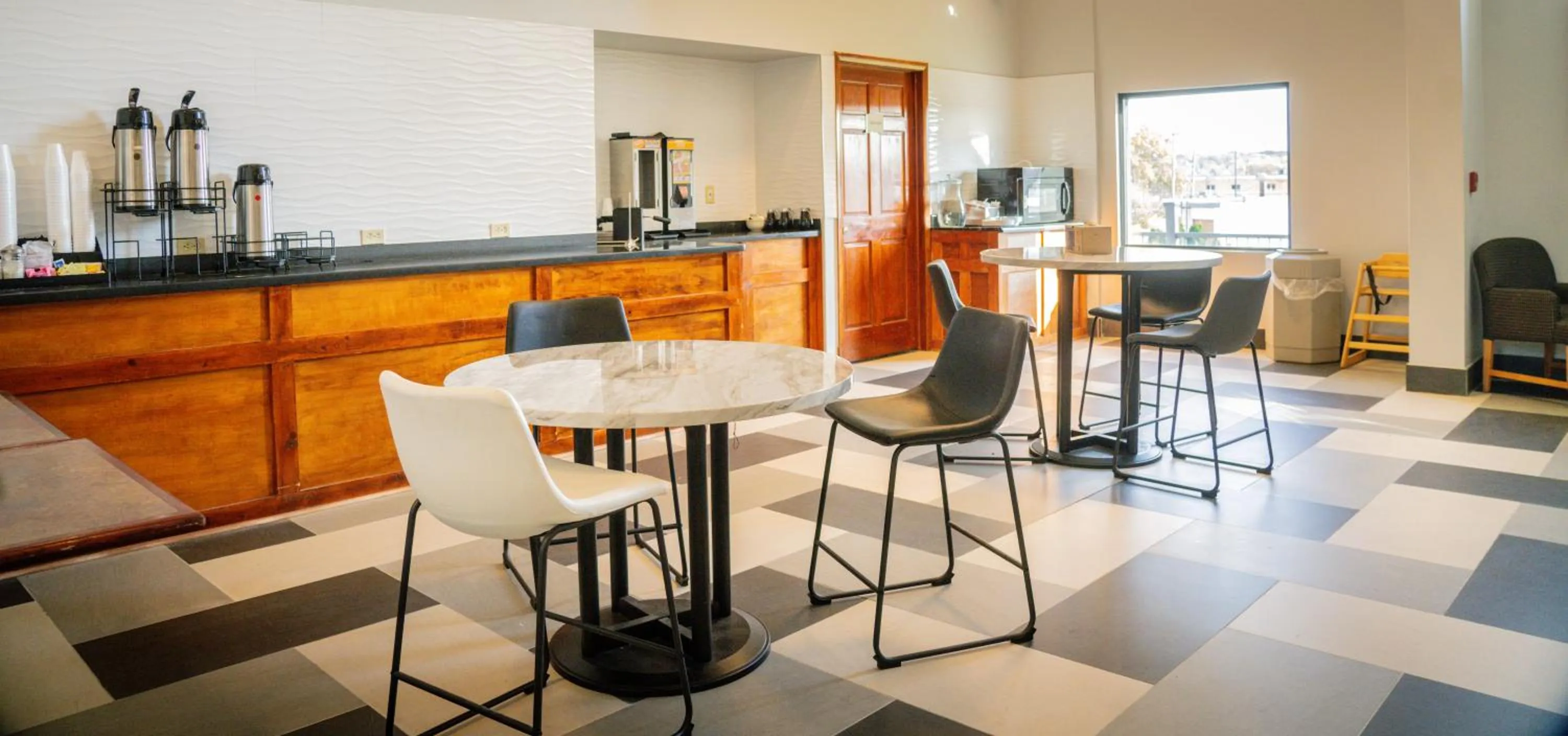 Dining area in Royal Inn & Suites