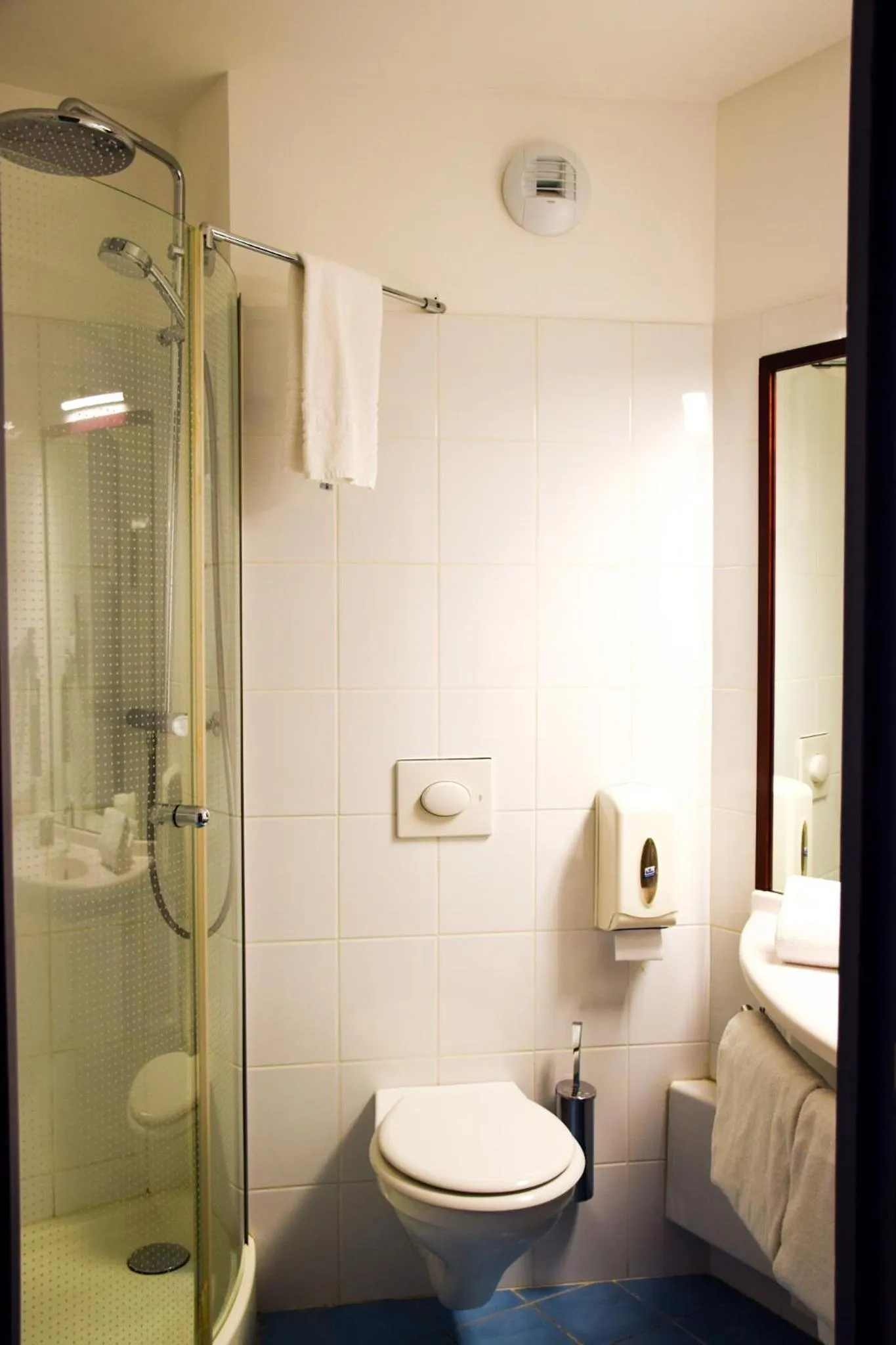 Shower in B&B HOTEL Rodez Bourran