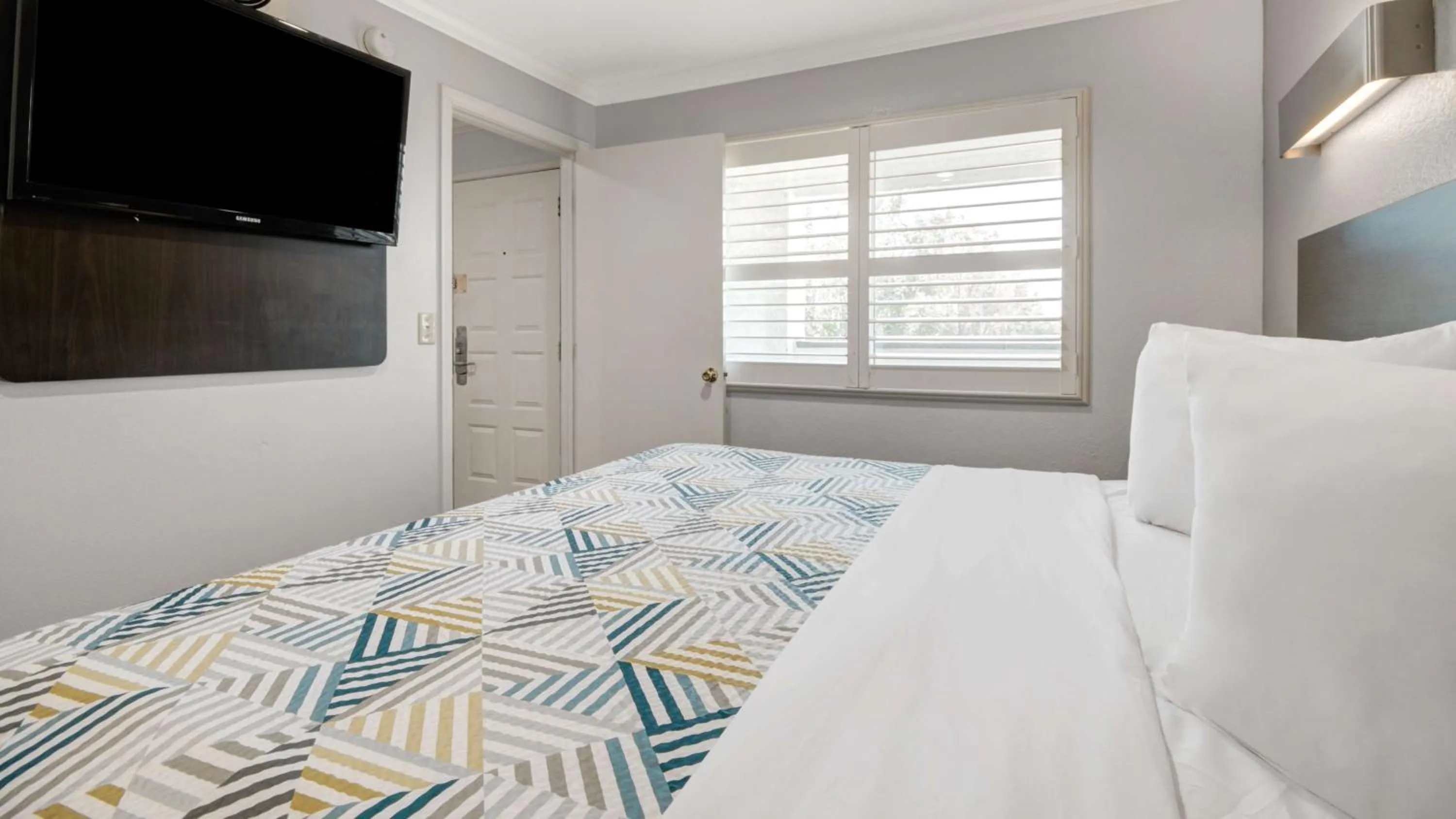 Photo of the whole room, Bed in Studio 6 Ontario CA Convention Center Airport