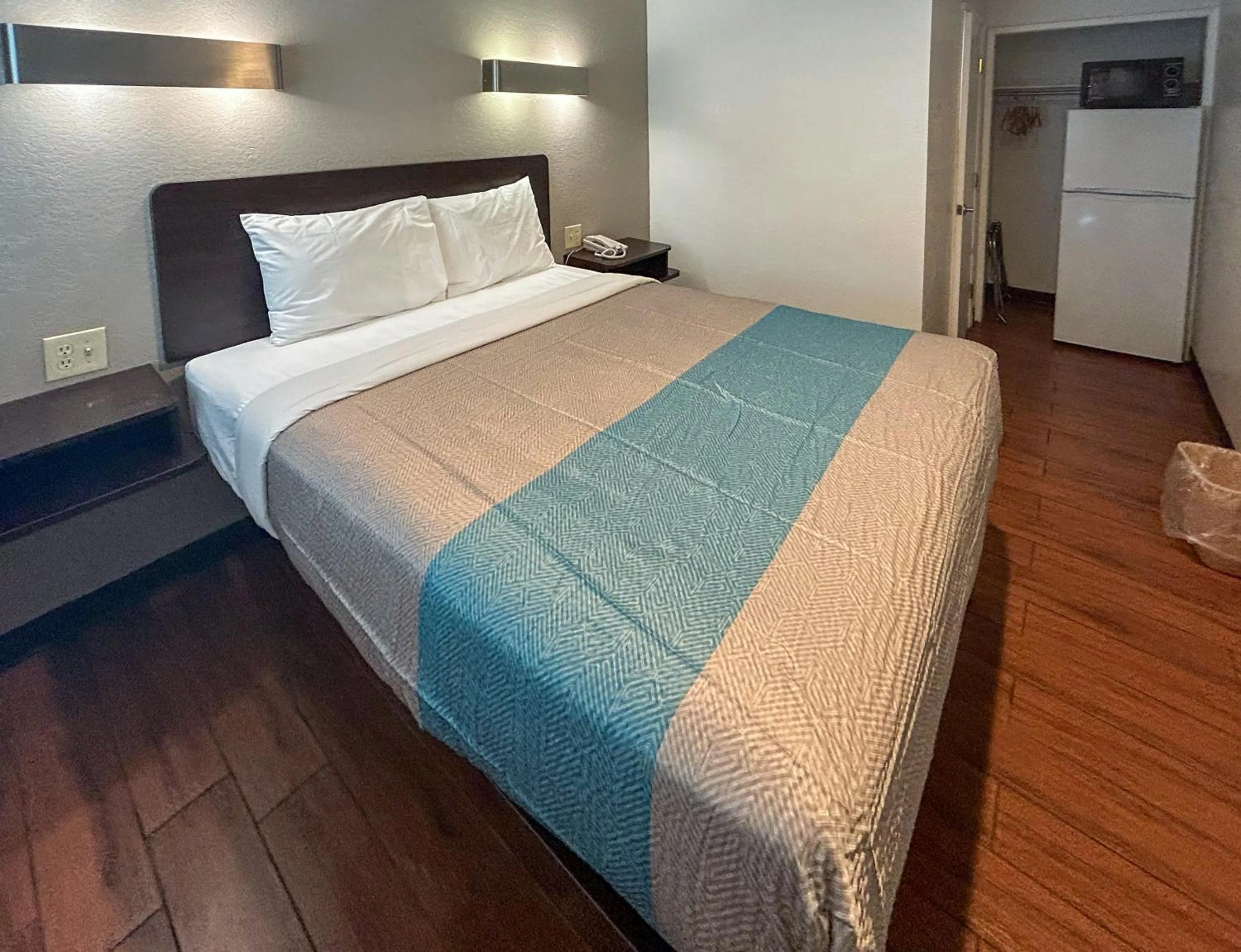 Bedroom, Bed in Studio 6 Ontario CA Convention Center Airport