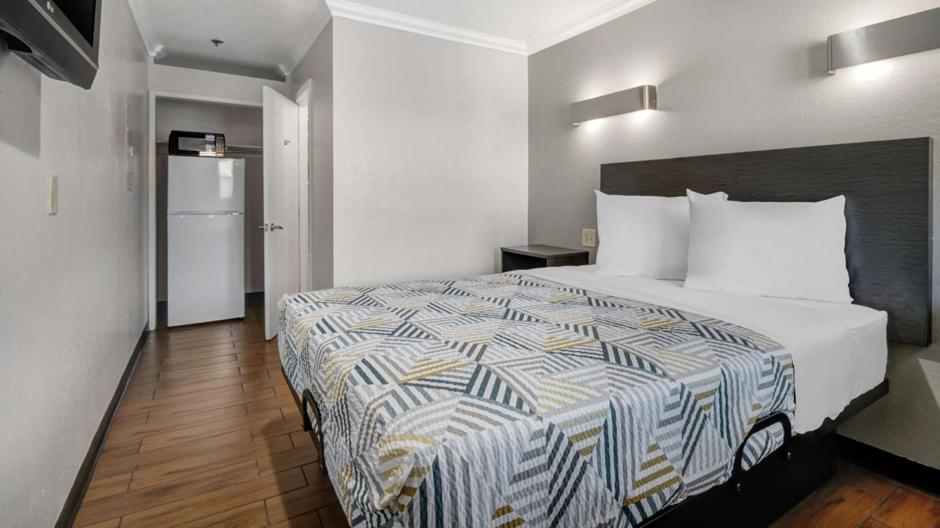 Photo of the whole room, Bed in Studio 6 Ontario CA Convention Center Airport