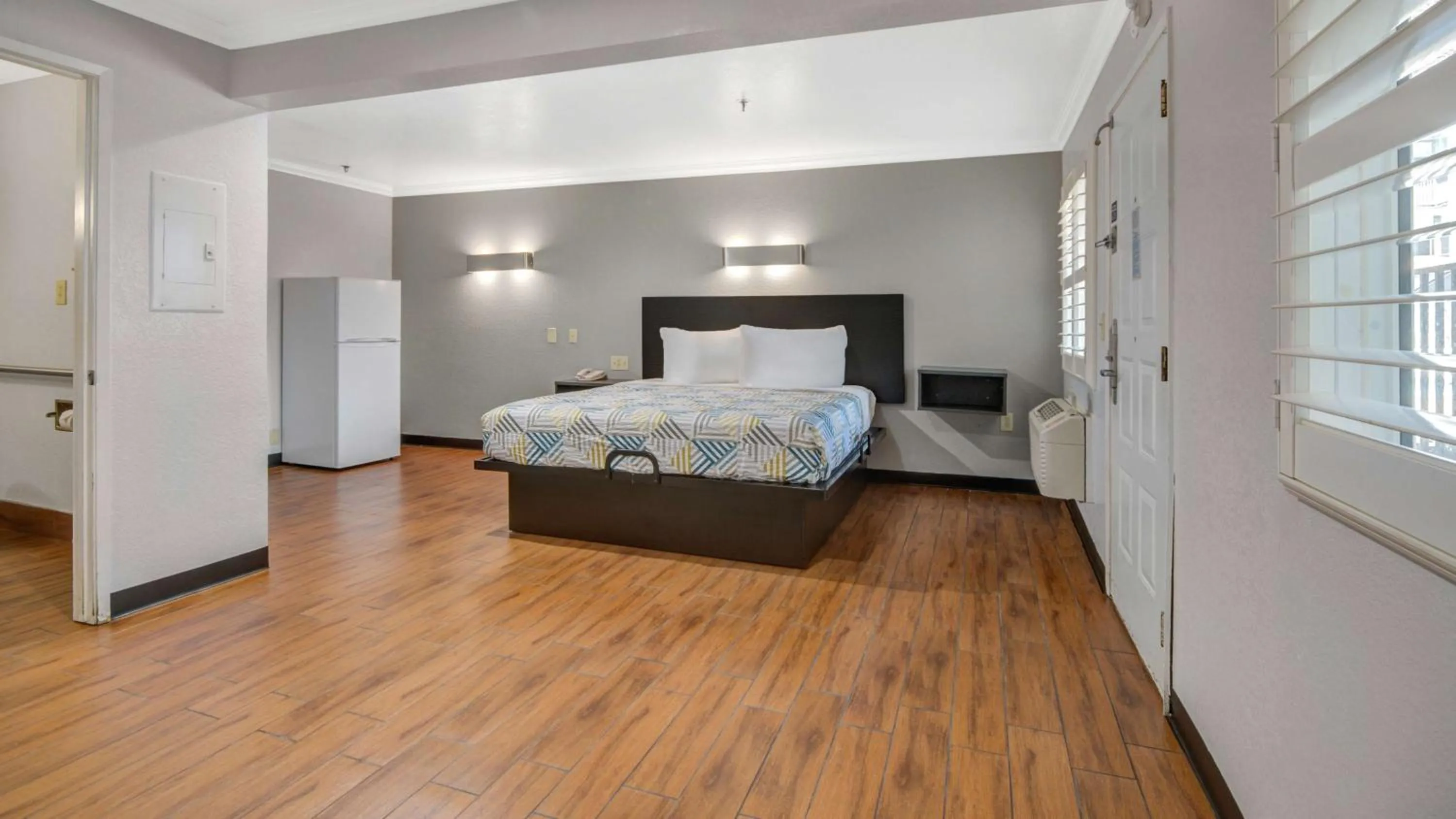 Photo of the whole room, Bed in Studio 6 Ontario CA Convention Center Airport