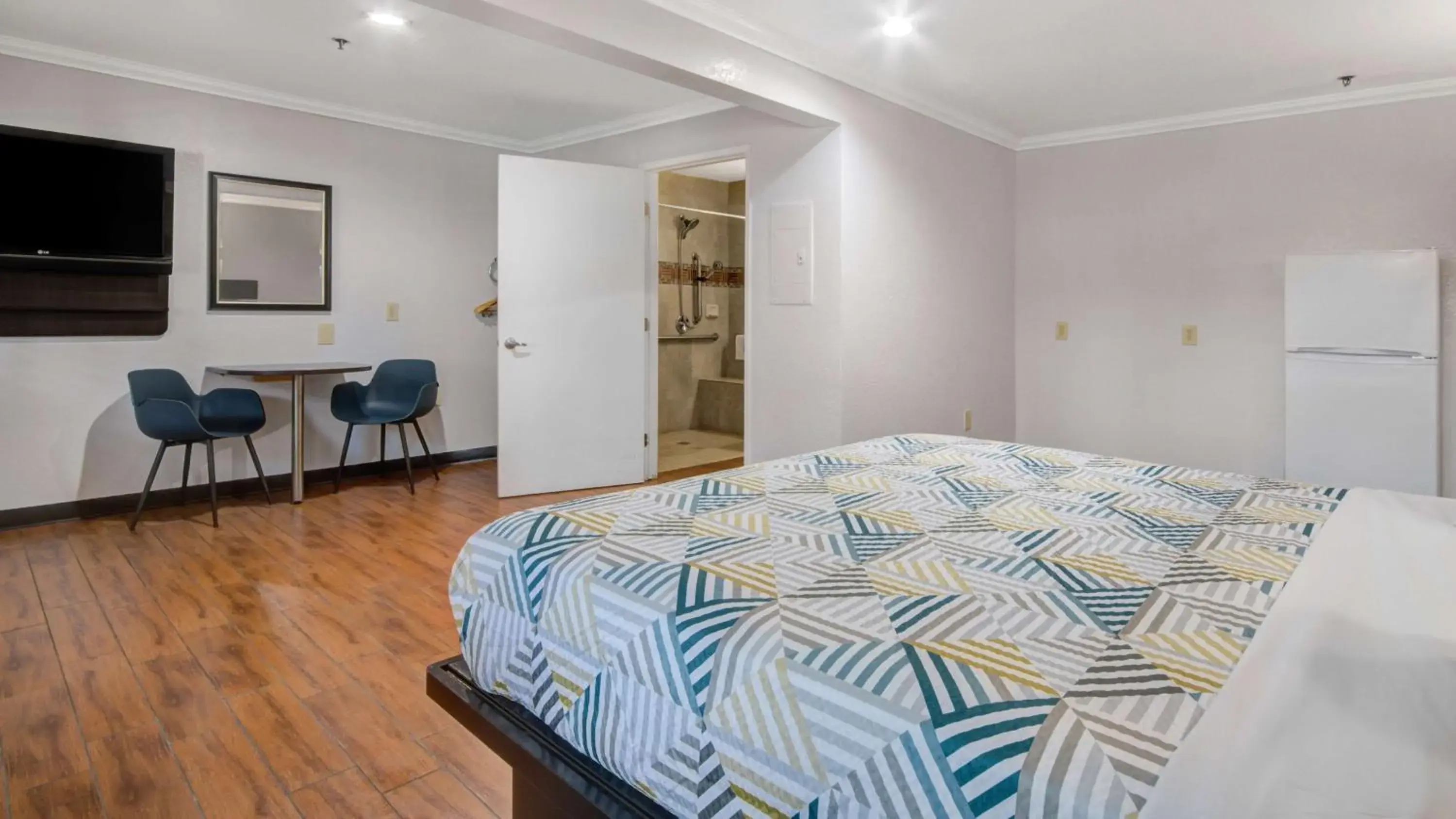 King Room with Roll-in Shower - Disability Access - Non-Smoking in Studio 6 Ontario CA Convention Center Airport King Room with Roll-in Shower - Disability Access - Non-Smoking in Studio 6 Ontario CA Convention Center Airport